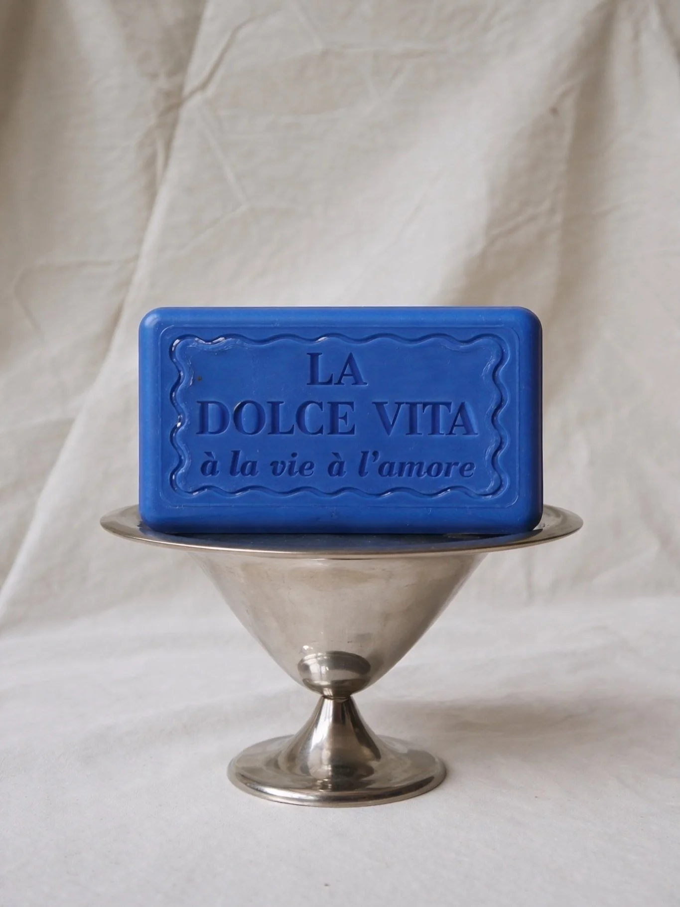 Manarola fait son entr&eacute;e en Fashion Week 💙

Ce savon avec son bleu profond, prend la lumi&egrave;re &agrave; l&rsquo;attitude couture.
Un savon fabriqu&eacute; &agrave; Marseille, mais une allure tout droit sortie des podiums.
&Agrave; la vie