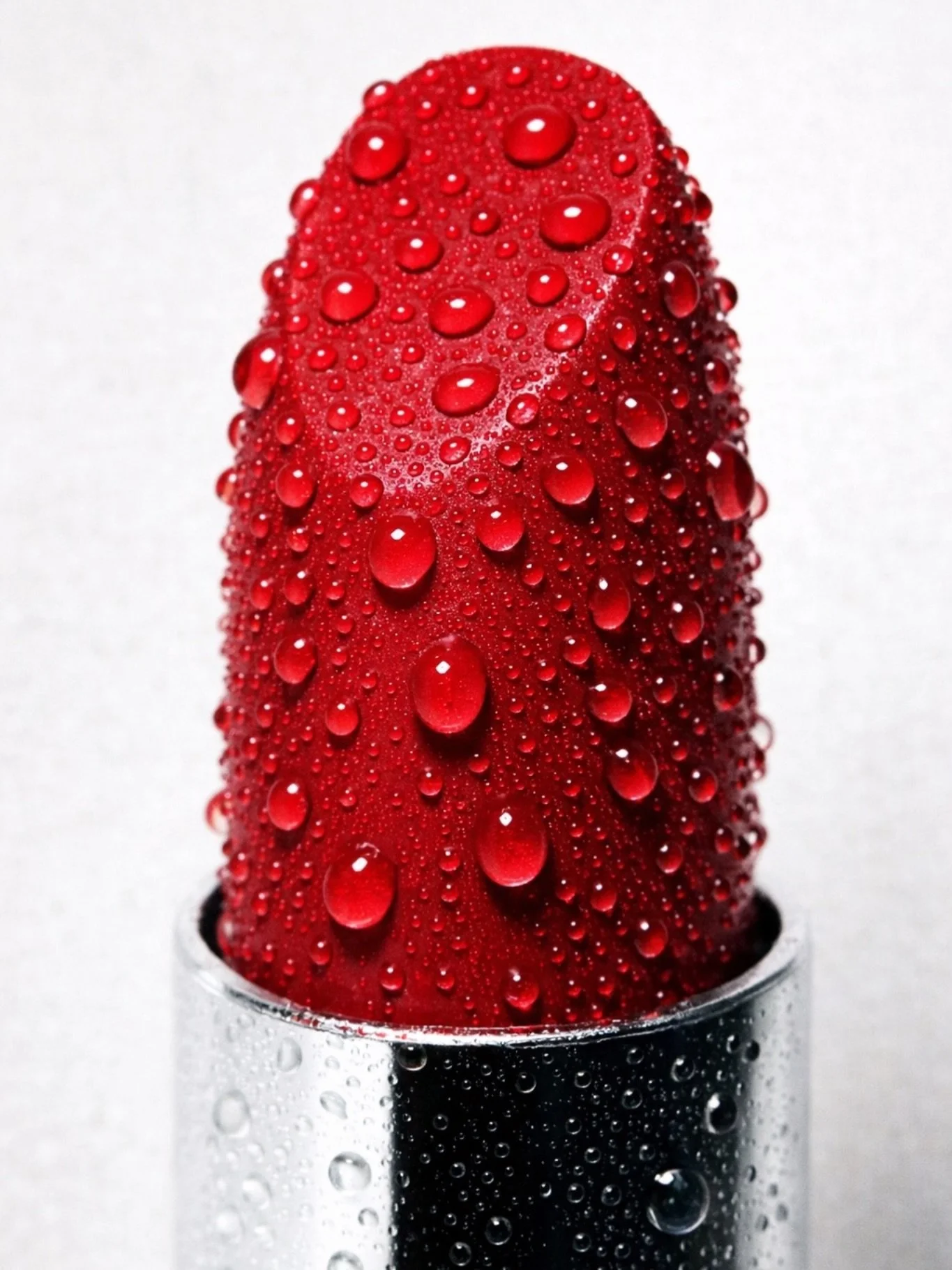 &Eacute;clat pr&eacute;cieux. Une goutte de caract&egrave;re. Le rouge &agrave; l&egrave;vres Madame 💄
Il ne se porte pas, Il se r&eacute;v&egrave;le.