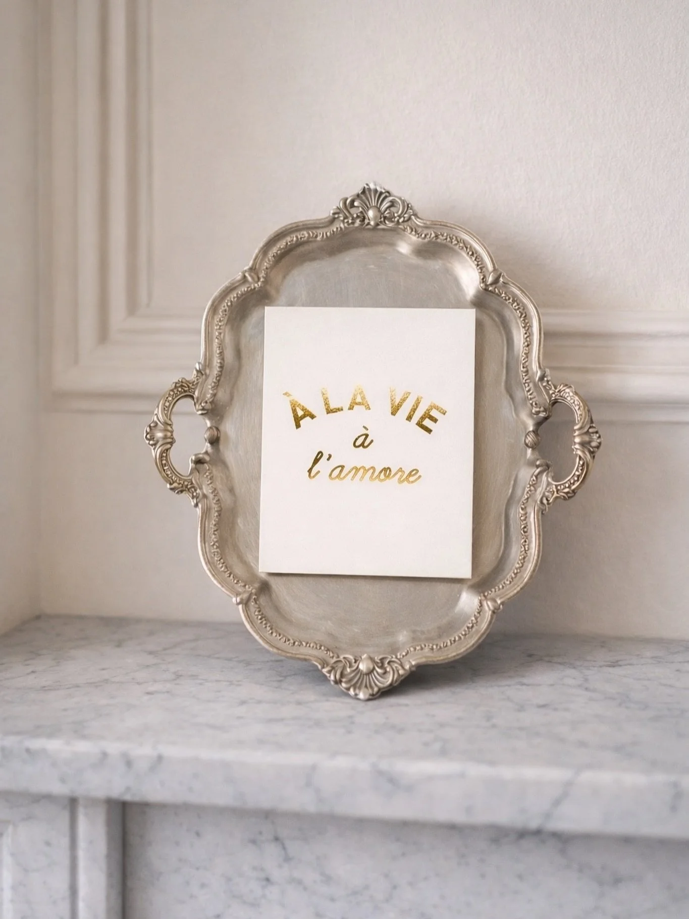 Un mot d&rsquo;amour servi sur un plateau d&rsquo;argent 🩶
Quand l&rsquo;amore se sert avec &eacute;l&eacute;gance.