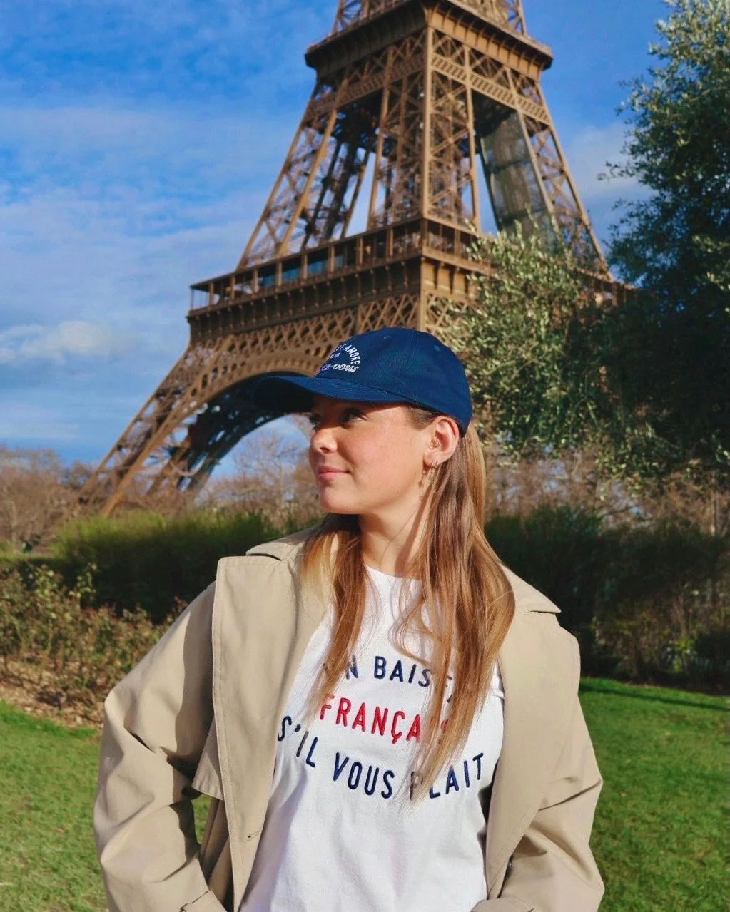 Paris, le ciel bleu, un trench, un baiser francais 💋🇫🇷