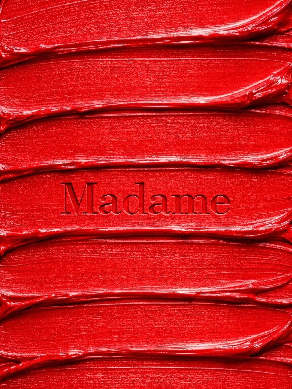 La mati&egrave;re devient signature.
Le rouge devient Madame. 
Chaque trait r&eacute;v&egrave;le une intensit&eacute; 💋