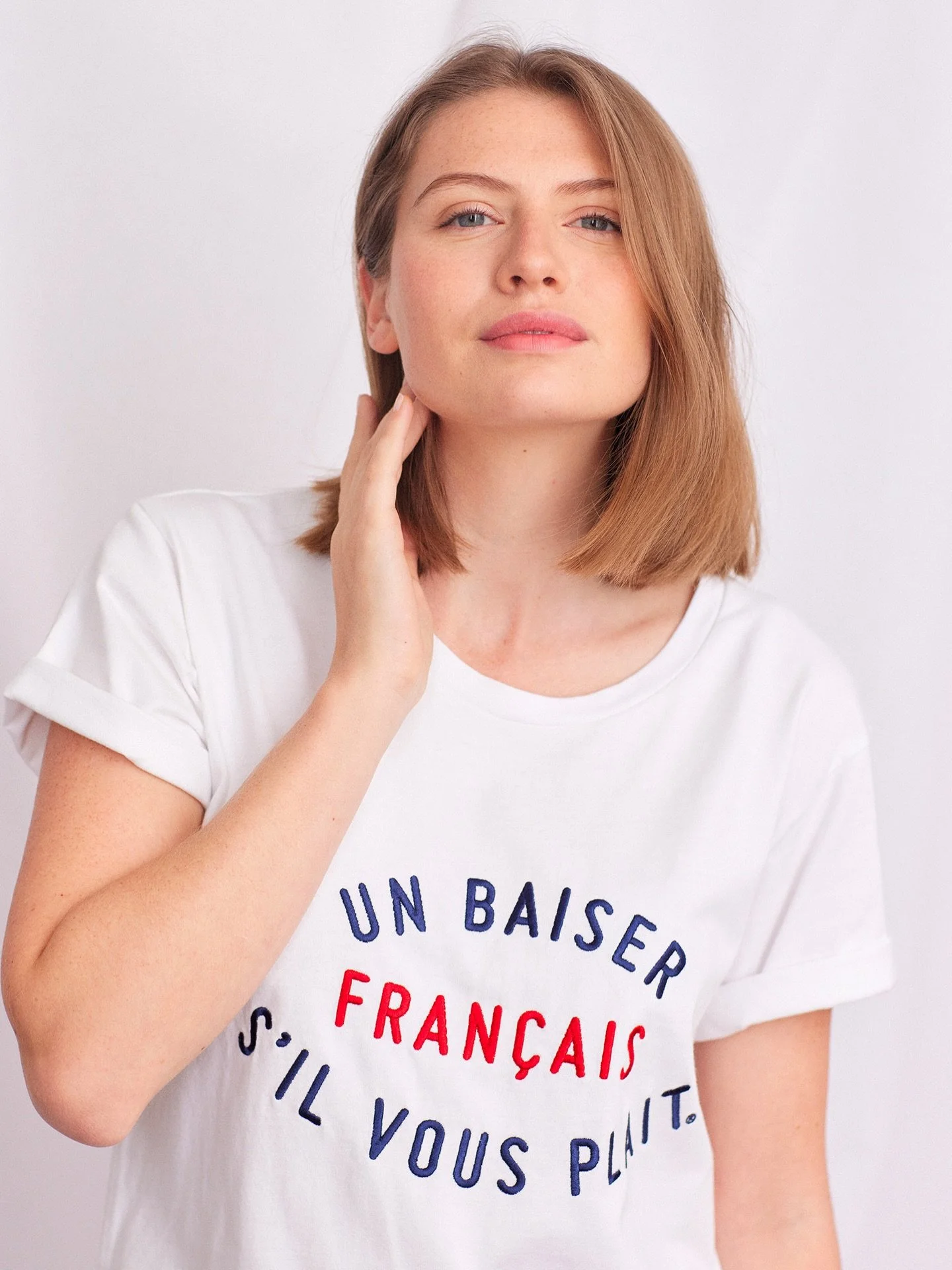 Le t-shirt logo brod&eacute; 💋🇫🇷

L&rsquo;iconique logo Un baiser fran&ccedil;ais s&rsquo;il vous pla&icirc;t se d&eacute;ploie en grand, affirm&eacute;, comme une d&eacute;claration &agrave; ciel ouvert.