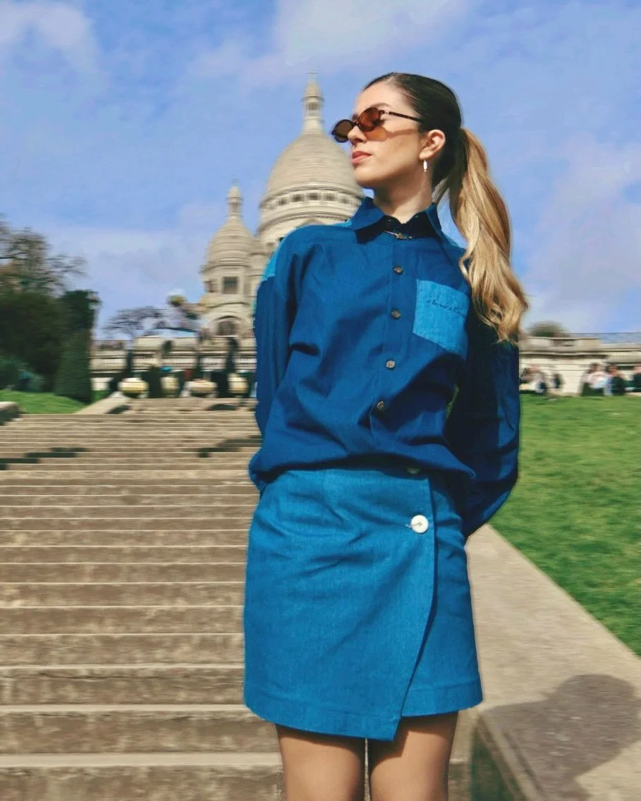 La chemise Toscane et la jupe portefeuille Positano signent une silhouette moderne et f&eacute;minine.
 L&rsquo;&eacute;l&eacute;gance &agrave; la parisienne incarn&eacute;e.
La chemise Toscane, avec son patchwork de bleus et son volume travaill&eacu