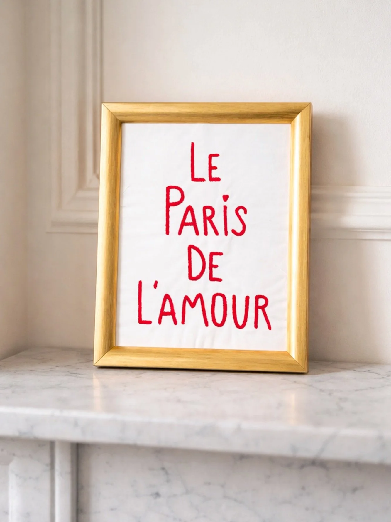 Le mot d&rsquo;Eva : &laquo;&nbsp;J&rsquo;ai voulu d&eacute;cliner mon slogan LE PARIS DE L&rsquo;AMOUR&nbsp;sur une toile de coton, comme une d&eacute;claration brod&eacute;e. Ce cadre incarne mon envie de partager de l&rsquo;&eacute;motion &agrave;