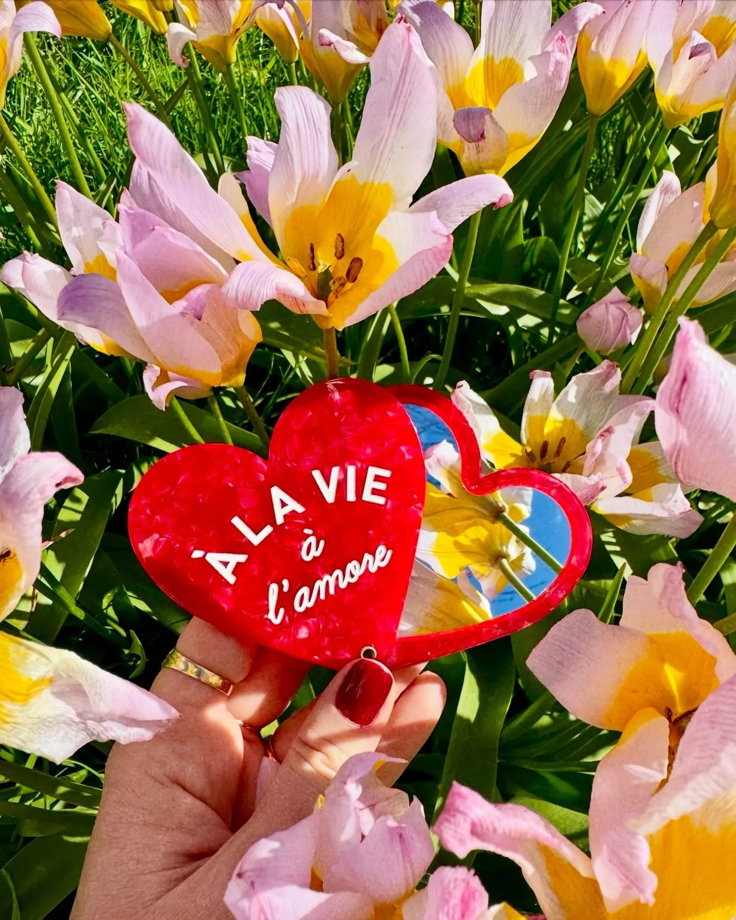 Comme un dimanche &agrave; Paris 🌞 
J&rsquo;habite un quartier tr&egrave;s touristique et pourtant c&rsquo;est toujours un plaisir de red&eacute;couvrir notre ville en fl&acirc;nant avec mes amies dans ces lieux charg&eacute;s d&rsquo;histoire. Comm