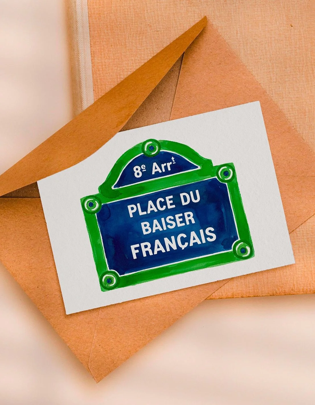 Carte postale Place du baiser fran&ccedil;ais💚

Elle capture l&rsquo;esprit romantique de la capitale, celui des journ&eacute;es pluvieuses et des baisers vol&eacute;s.
Le pinceau a laiss&eacute; ses traces comme des gouttes de pluie sur les trottoi