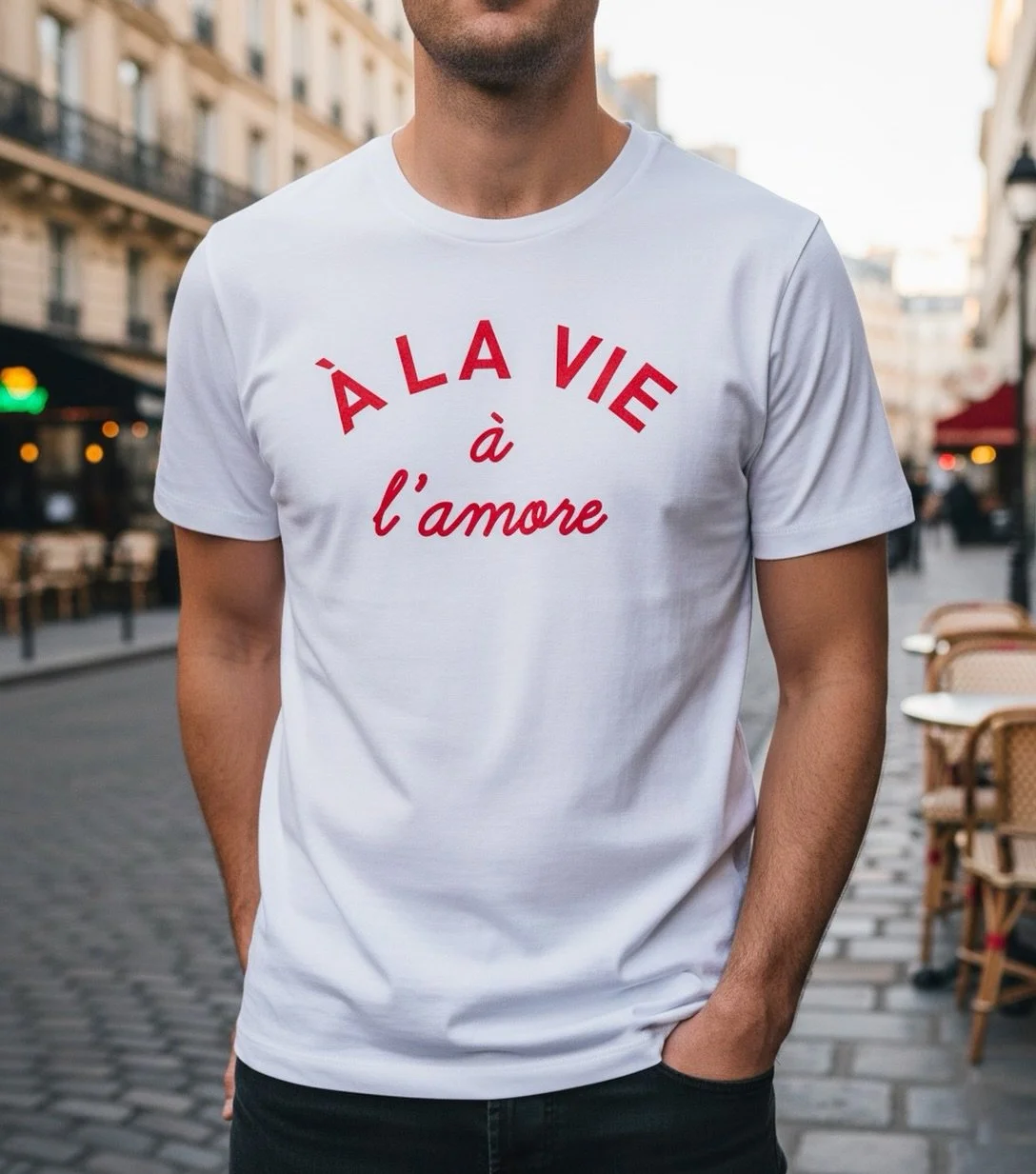 Le T-shirt &agrave; la vie &agrave; L&rsquo;amore &hearts;️

Une pi&egrave;ce unisexe, &agrave; la coupe regular qui convient &agrave; toutes les morphologies.
UNE coupe simple et &eacute;quilibr&eacute;e pour un t-shirt qui perdurera dans le temps.
