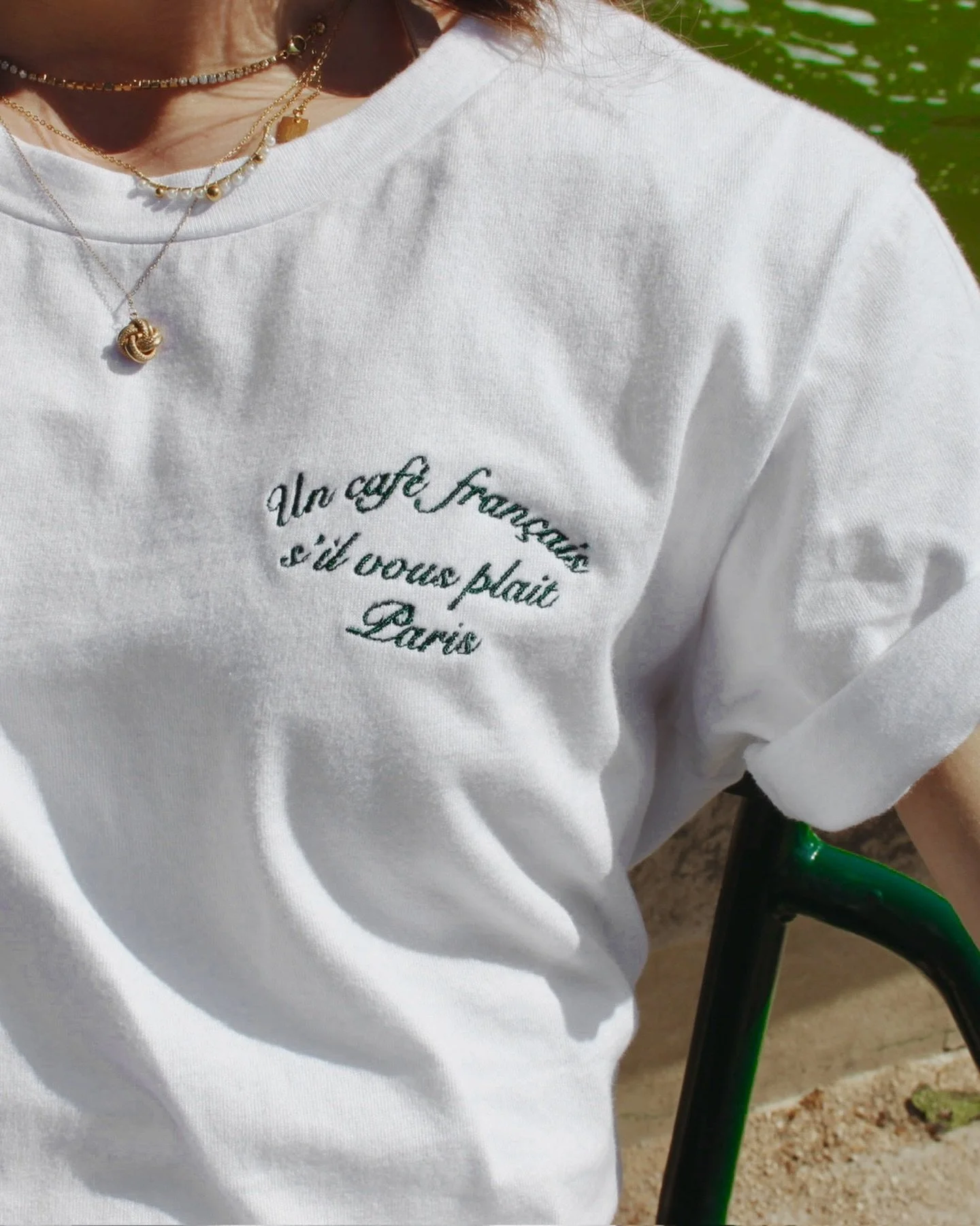 Cette phrase brod&eacute;e au vert profond qui en dit tant. 
Un caf&eacute; fran&ccedil;ais s&rsquo;il vous pla&icirc;t ☕️

Le t-shirt &agrave; porter sans r&eacute;fl&eacute;chir, du matin jusqu&rsquo;au dernier verre en terrasse.