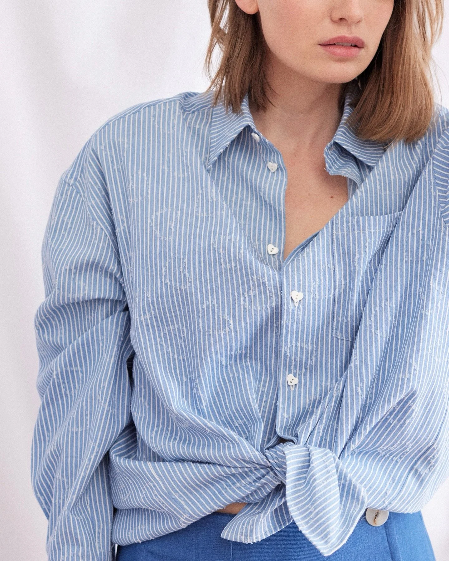 Bella, la chemise que l&rsquo;on veut absolument porter pour les beaux jours 🩵

Chaque d&eacute;tail a &eacute;t&eacute; imagin&eacute; avec amour.
Les boutons et son motif🤍, le tomb&eacute; fluide, le coton doux &agrave; la fois doux &amp; l&eacut