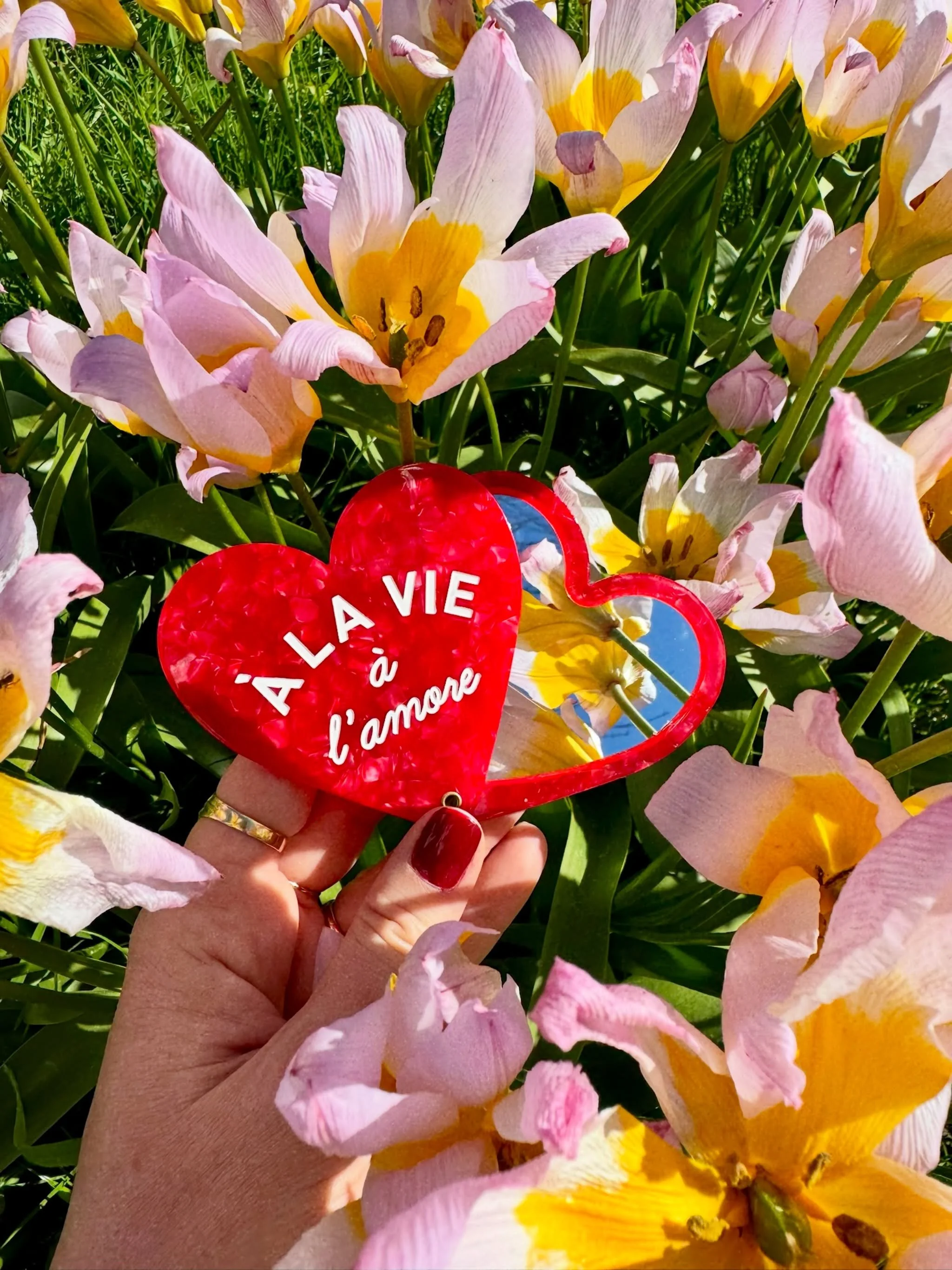 CONCOURS CUPIDON 🏹

Je vous fais gagner 2 miroirs 🪞&hearts;️ Cupidon  Un pour vous et un pour la personne avec qui vous participez. 

Pour participer : &bull; Suivre @unbaiserfrancaissilvousplait &bull; Identifier la personne avec qui vous partager