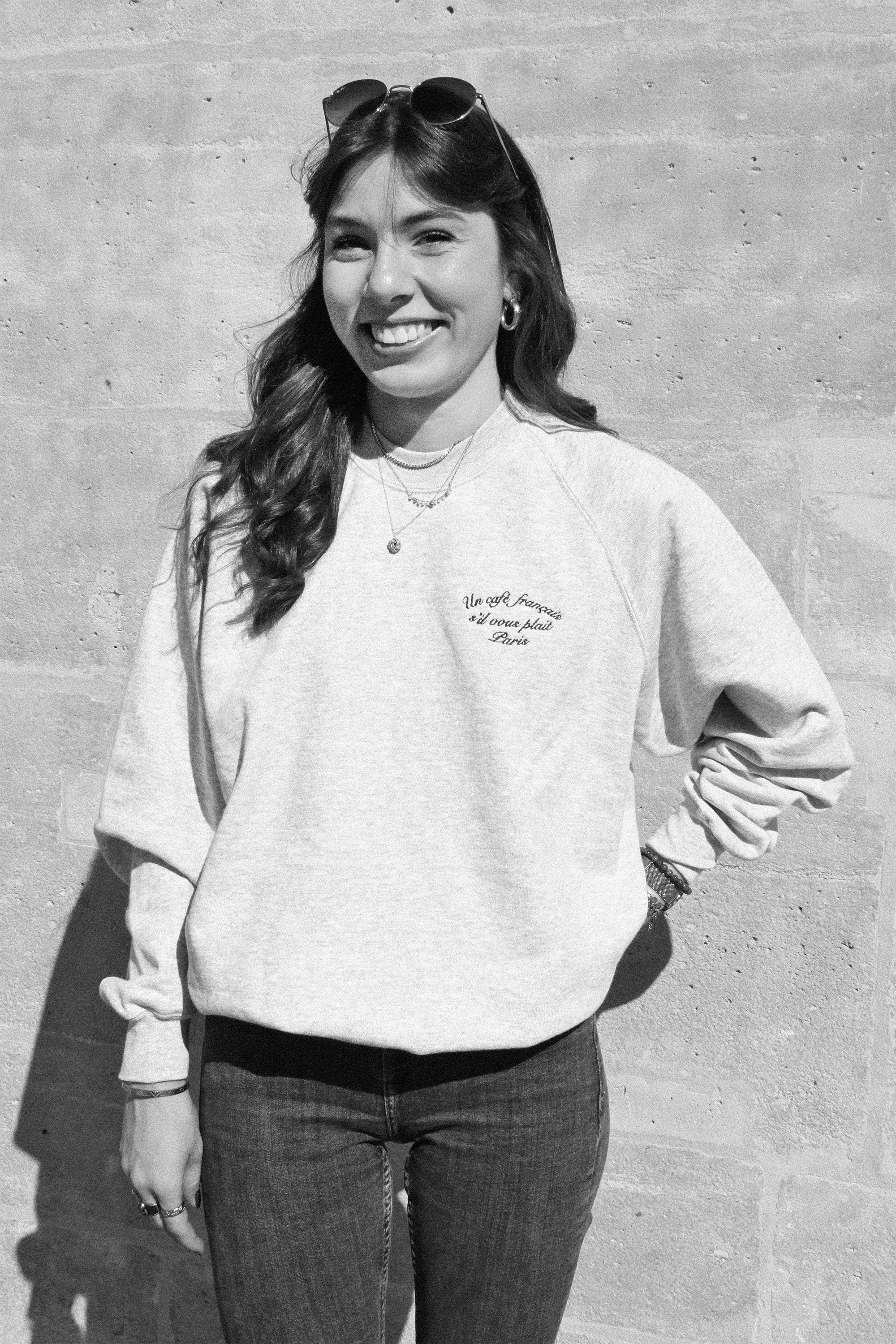 Sweatshirt-gris-chiné-brodé-noir-et-blanc.png