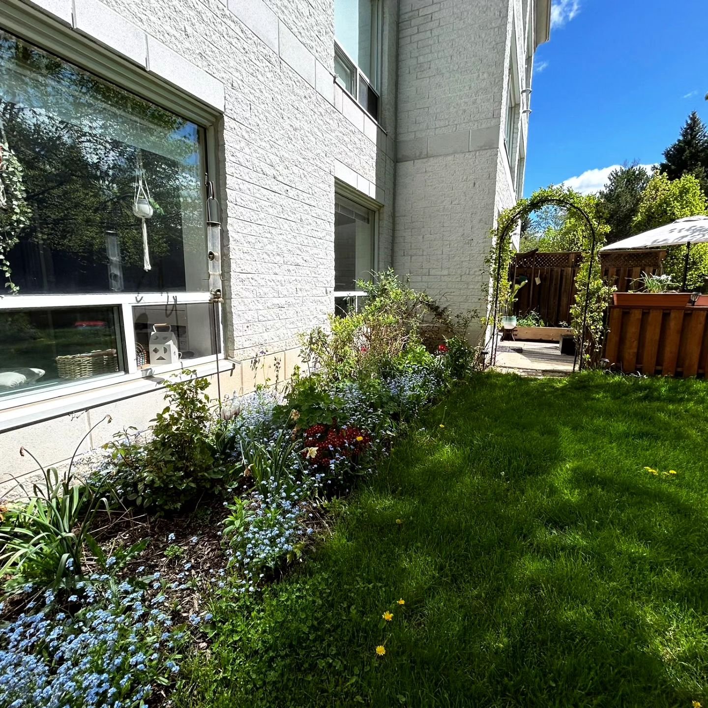 🌞 Open House 🌞
. 
This Saturday from 2pm - 4pm! ⏰️
.
405 Erb St S Waterloo #unit207🏢
. 
Come on out and enjoy this bright &amp; spacious condo with a back patio! 
.
This will be happening only on Saturday as Sunday will be celebrating mothers! 🍾 