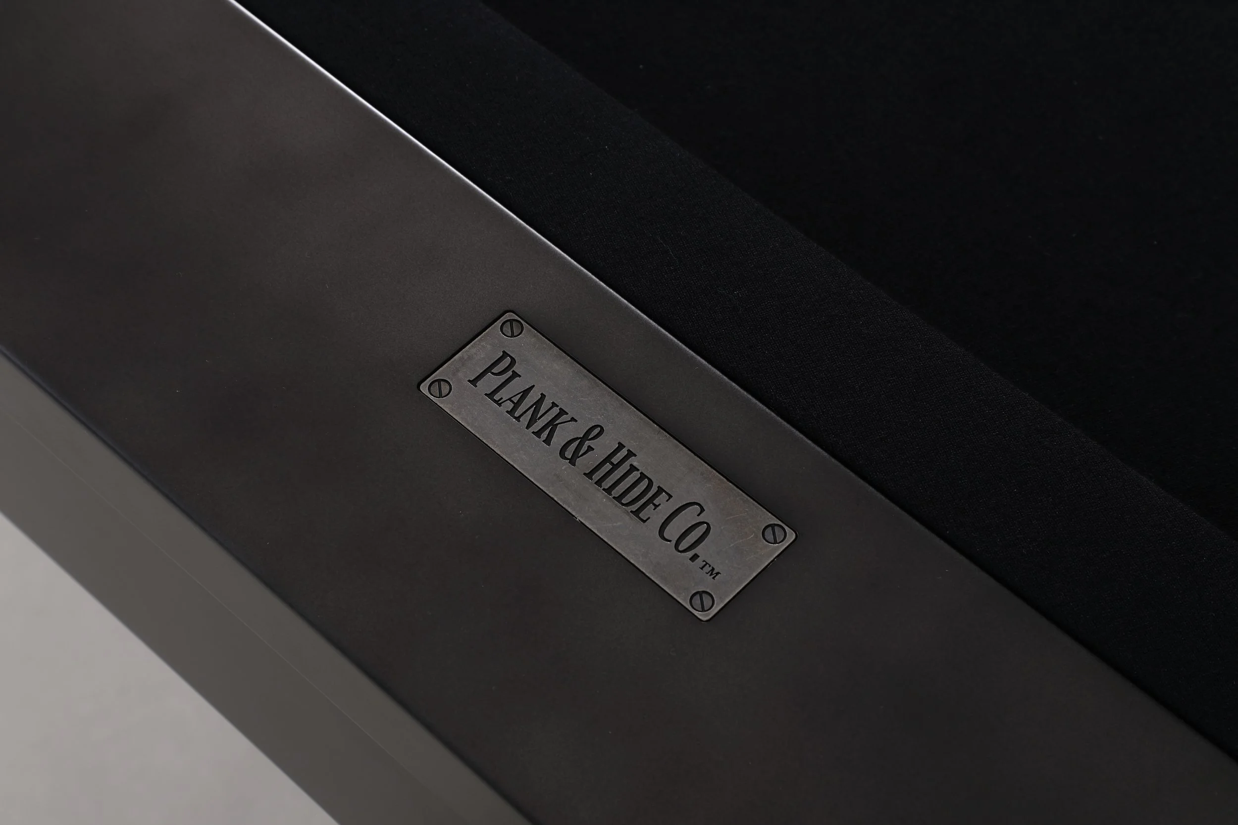 Felix_Gunmetal Grey_PlateDTL_Lifestyle.jpg