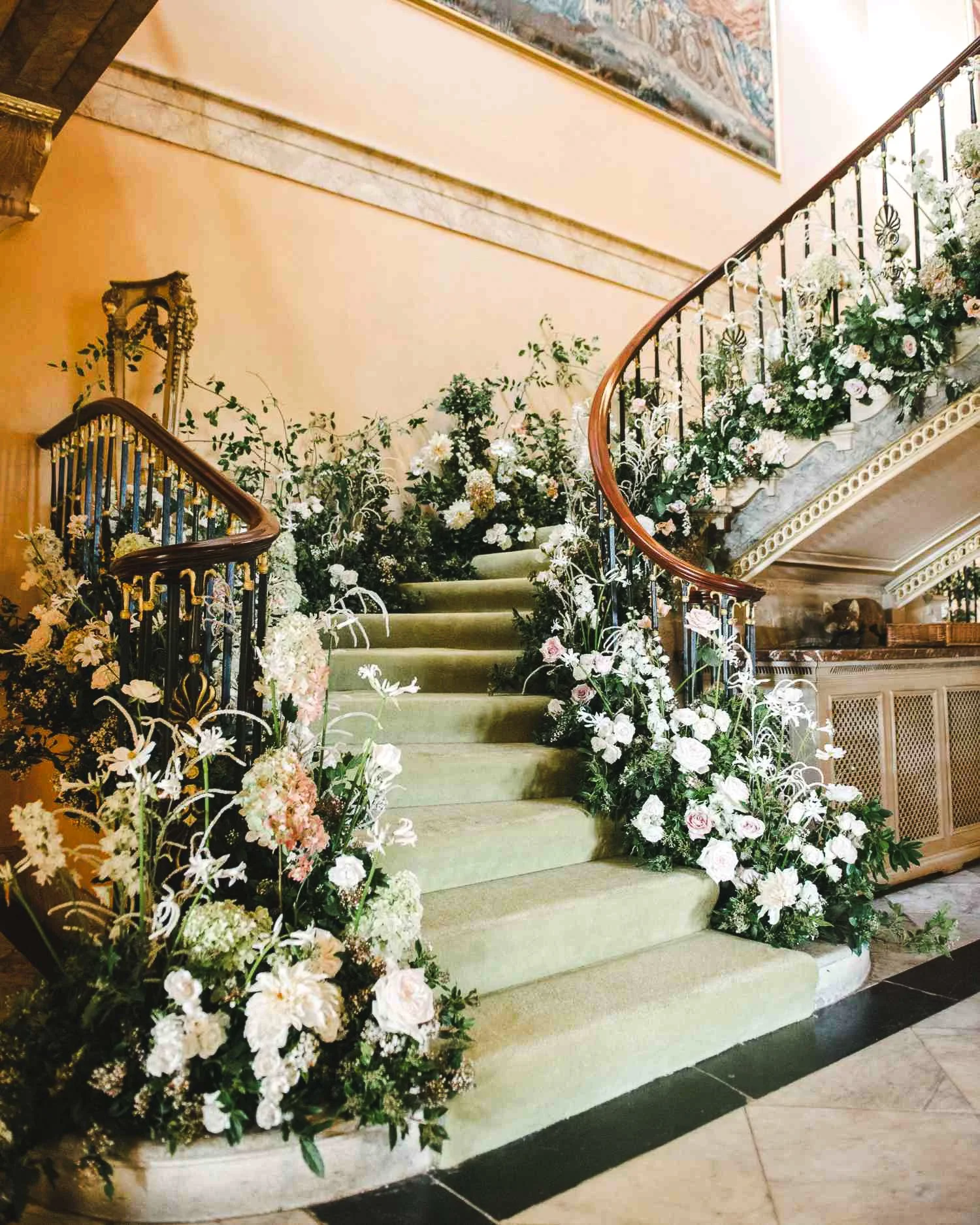stair-banister-decor-dominique-bader-0419-2000-ff71b6f8ae3a473685d5ee689f87fdc7.jpg
