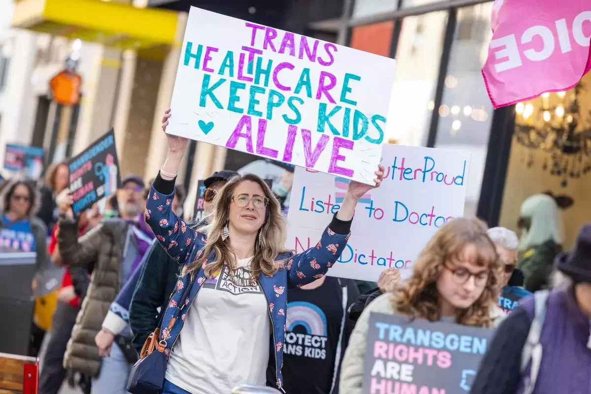 Parents marching in Emeryville in protest of Sutter Health ending gender-affirming care for patients under 19. Photo credit: Amanda Andrade-Rhoades/The Standard