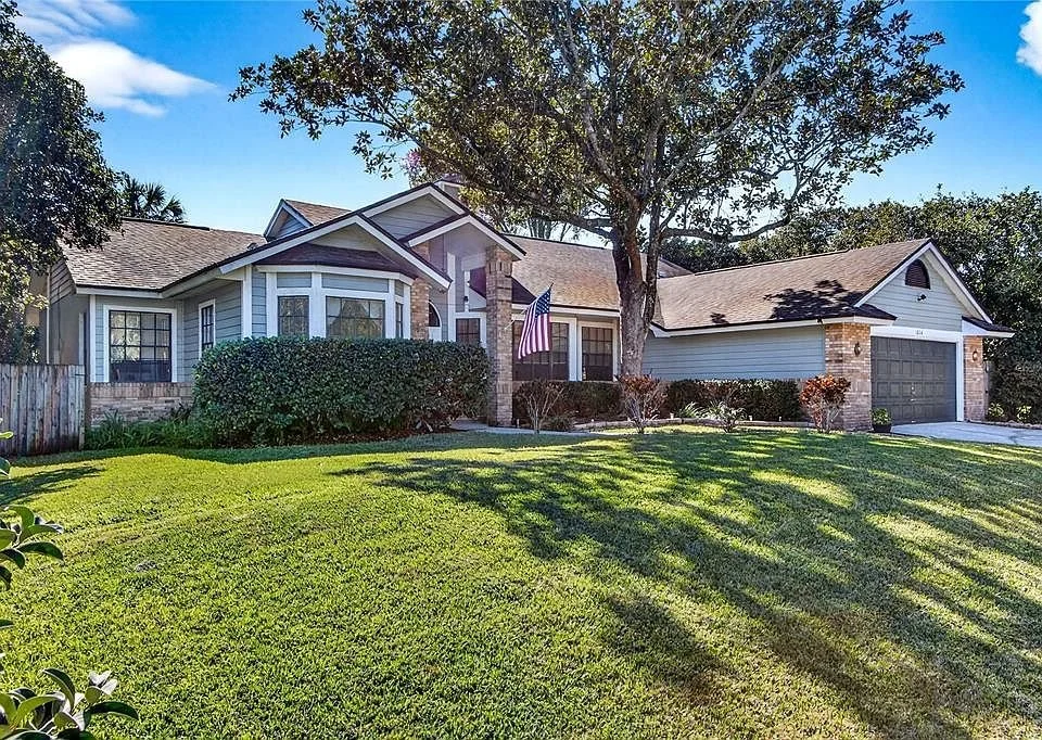 Modern house for sale in Oviedo FL with updated exterior