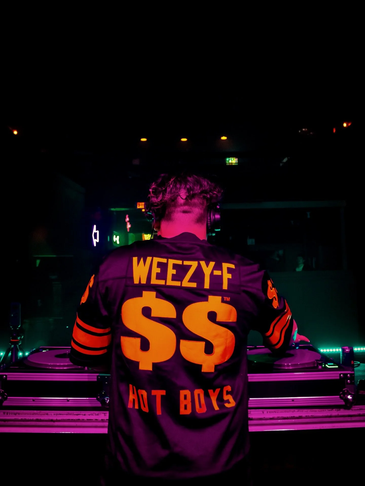 2 days away from a new song dropping &amp; 2 days away from partying at @themarcsm ❤️&zwj;🔥 

📷: @dlclui