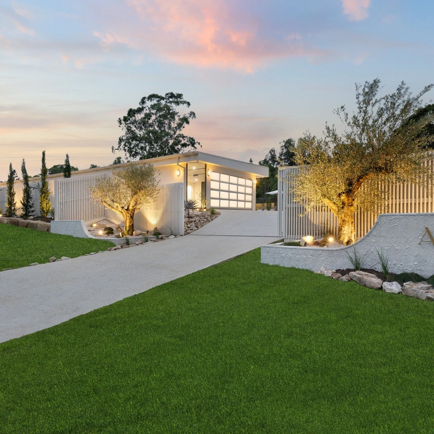 We&rsquo;re proud to have been part of this incredible home in Tallebudgera &mdash; &ldquo;Amara.&rdquo;
⁠
Featuring our custom entry door, arched internal doors, curved archways, architectural ceiling voids, interior wall panelling, and double archw