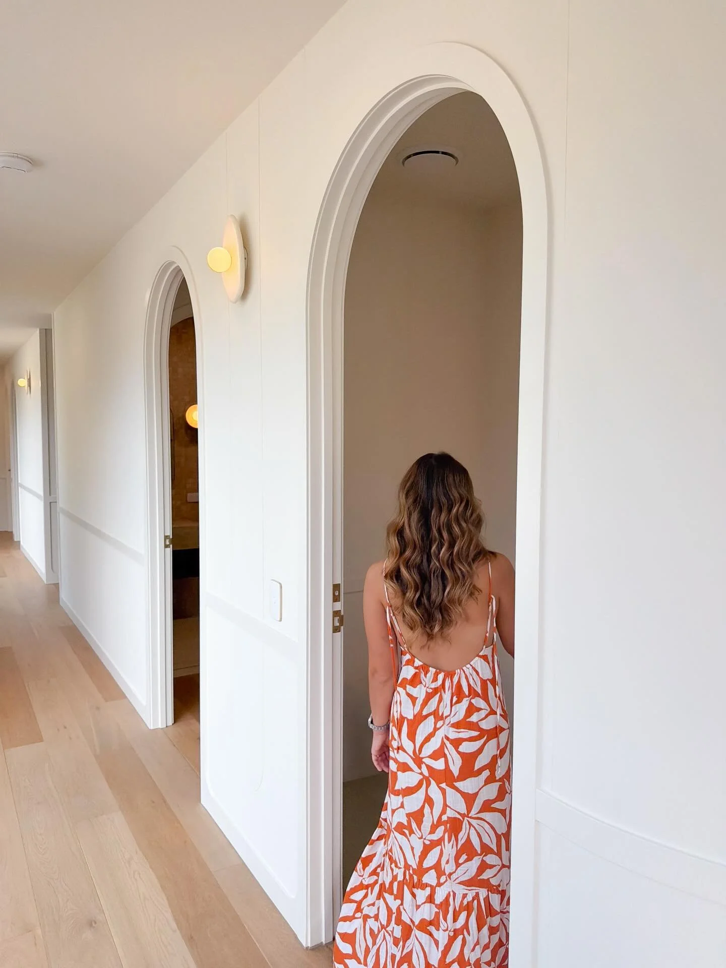 A doorway is the pause between where you&rsquo;ve been and where you&rsquo;re going&hellip;
Make that pause beautiful.

🚪 Saba Internal Arch Door 
📸 Sola One 

#interiordoors #interiordoor #interiorphotography #archeddoor