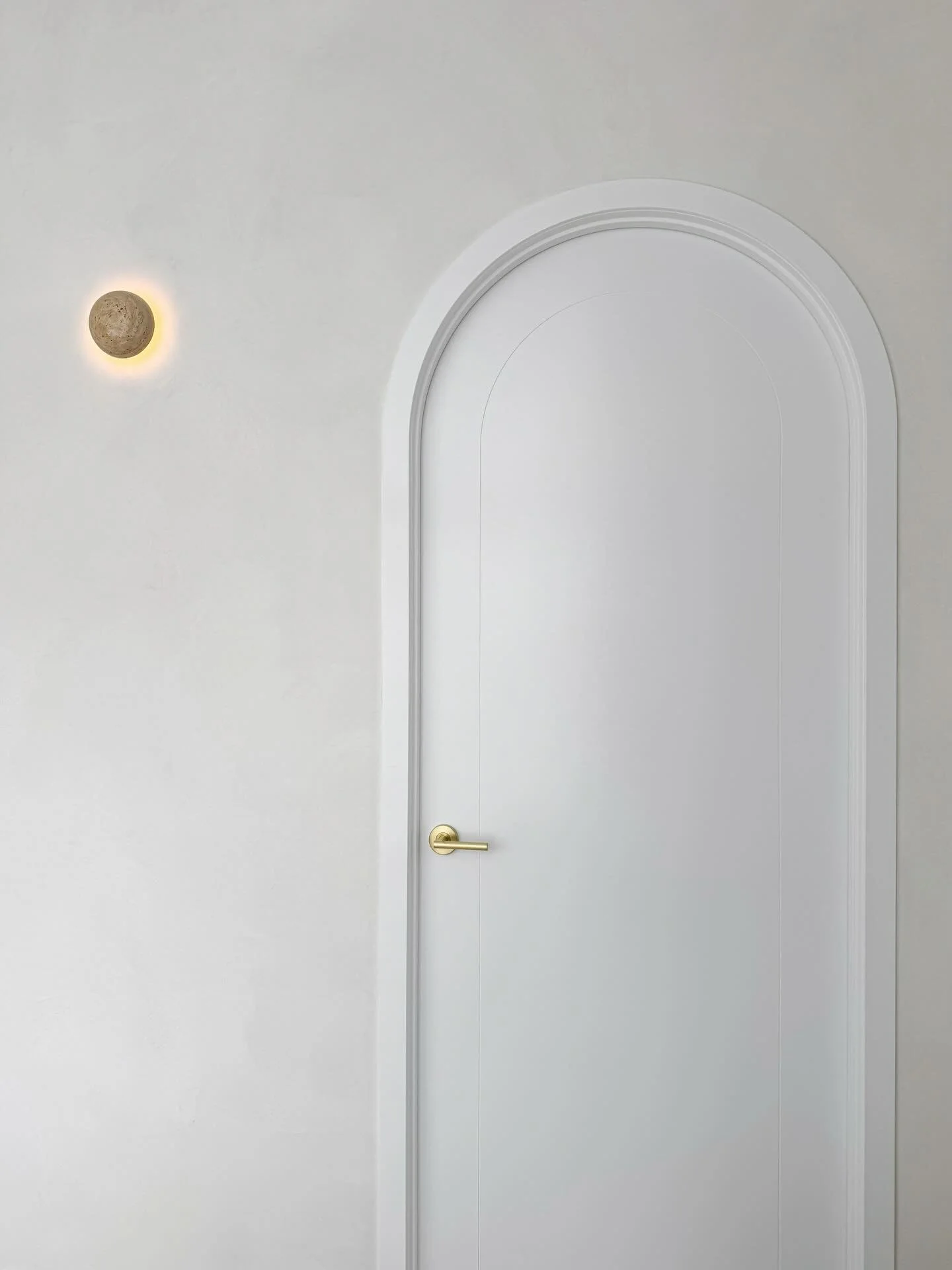 Arches that mean business 💼✨ 
Our Saba Arch Internal Doors bringing all the curves and charm to this gorgeous space at @studioarkhe_ ⭐️ Finished in white with brass hardware for that chef&rsquo;s kiss detail. 
Swipe for their 5-star review that made