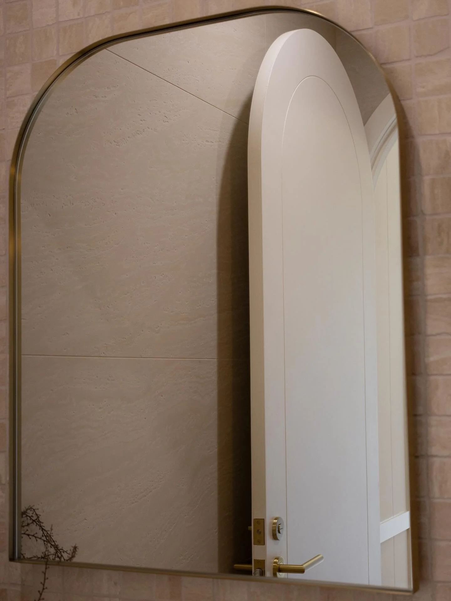 It&rsquo;s all in the details&hellip; 👌🏽

A curved frame, the right hinge, a handle that feels as good as it looks. That&rsquo;s what we obsess over.

Our Saba Internal Arch Door mirrors perfectly with @abiinteriors Arch Wall Mirror 💕 Two arches i