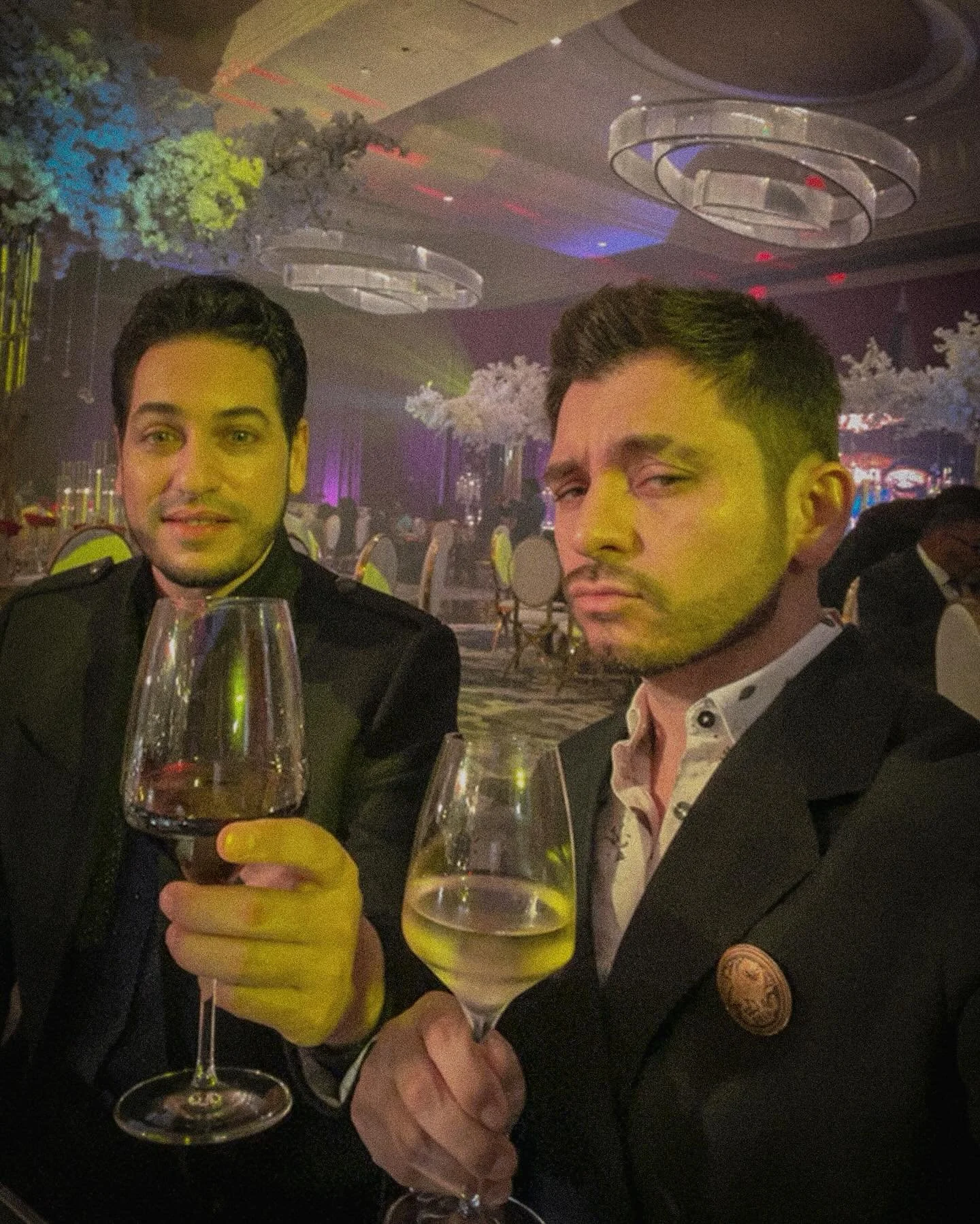so this is love&hellip; 👑👑

🤍 Hay momentos que no se olvidan, y la boda de Yadira y Remy, a quienes tengo la fortuna de llamar amigos, es uno de ellos. Todo en esa noche fue tan especial: la cultura cubana y la camerunesa mezcl&aacute;ndose, la m&
