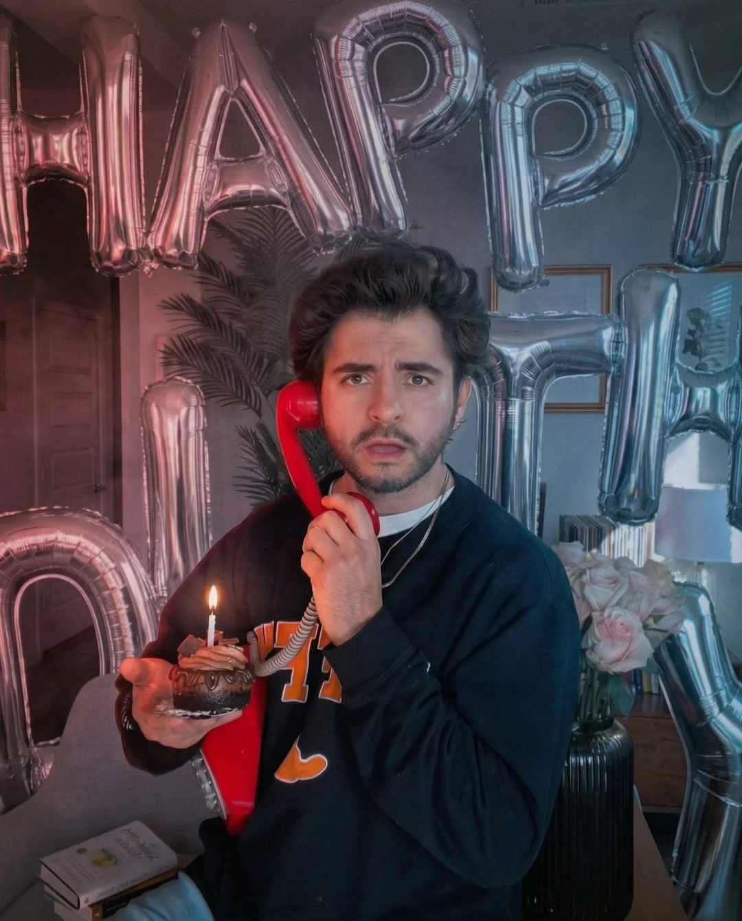 El d&iacute;a que cumples 45 te das cuenta de algo raro. No porque duela la edad, sino porque empiezas a notar cosas.

Patrones que se repiten. Mensajes que no estaban ah&iacute; antes. Personas que siguen el guion, el ruido, la distracci&oacute;n&he