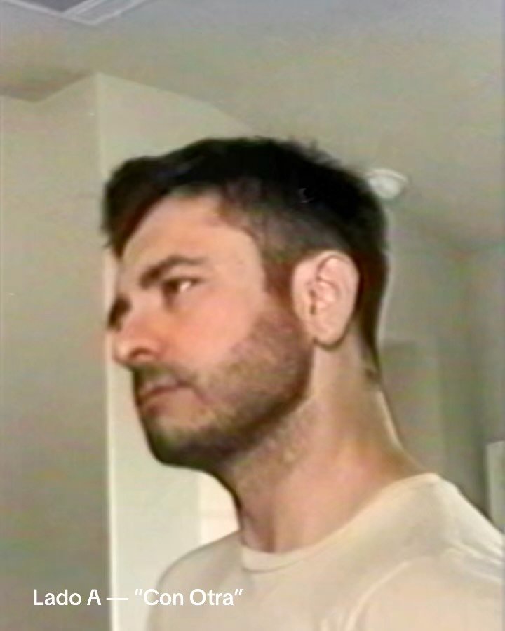 tracks del despecho a la cura 🎧 desliz&aacute; &rarr;   Lado A: me cambi&oacute; por otro.  Lado B: termin&eacute; cantando Fabricando Fantas&iacute;as.   Entre medio: un glow up, una ciudad ajena de noche y un saco blanco listo parra salir.  🐺 &iq