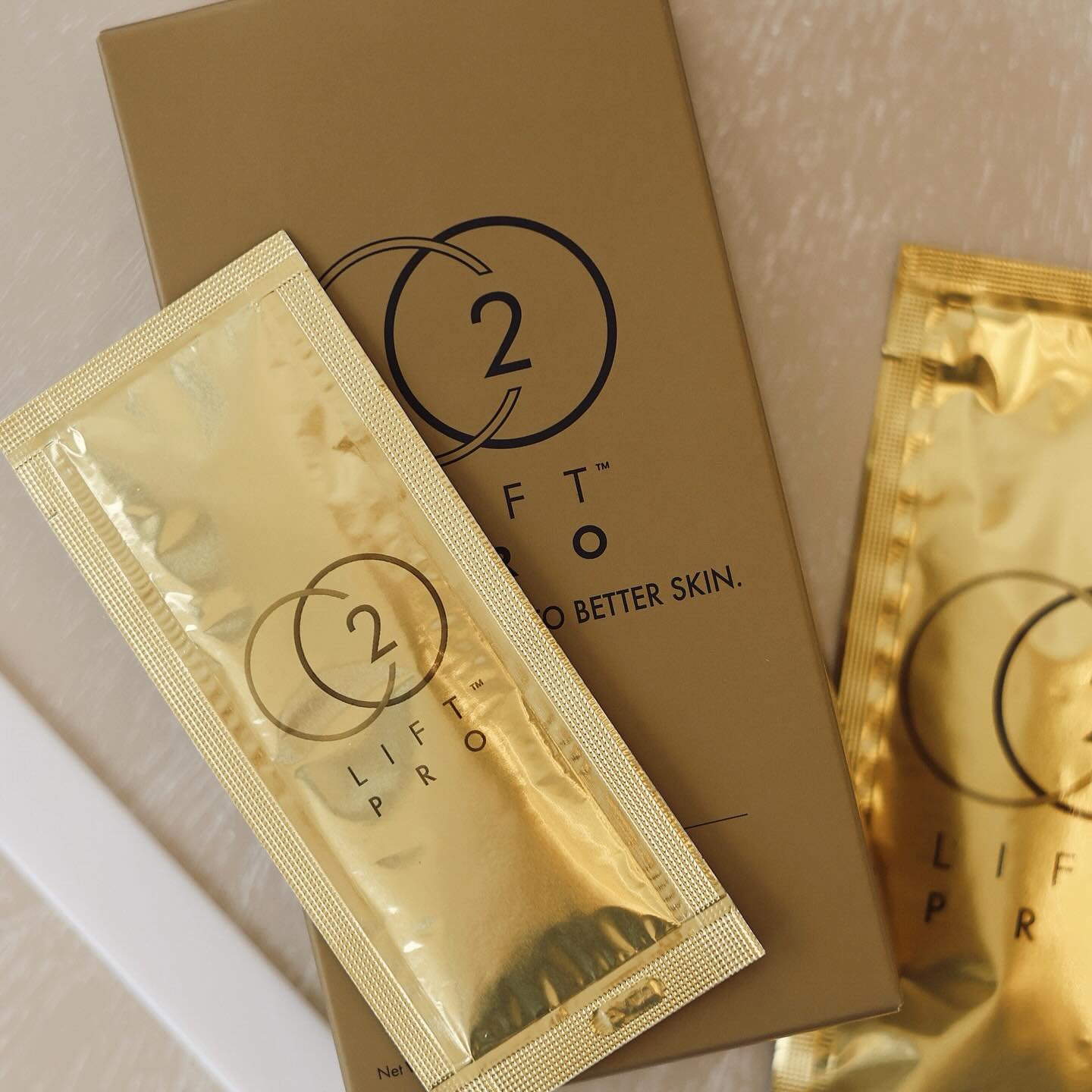 Treat your skin to the ultimate refresh with the @co2liftpro Carboxy Facial! ✨
This oxygenating mask boosts hydration, smooths fine lines, and calms inflammation, all without the downtime or sun sensitivity.
It’s the perfect summer treatment