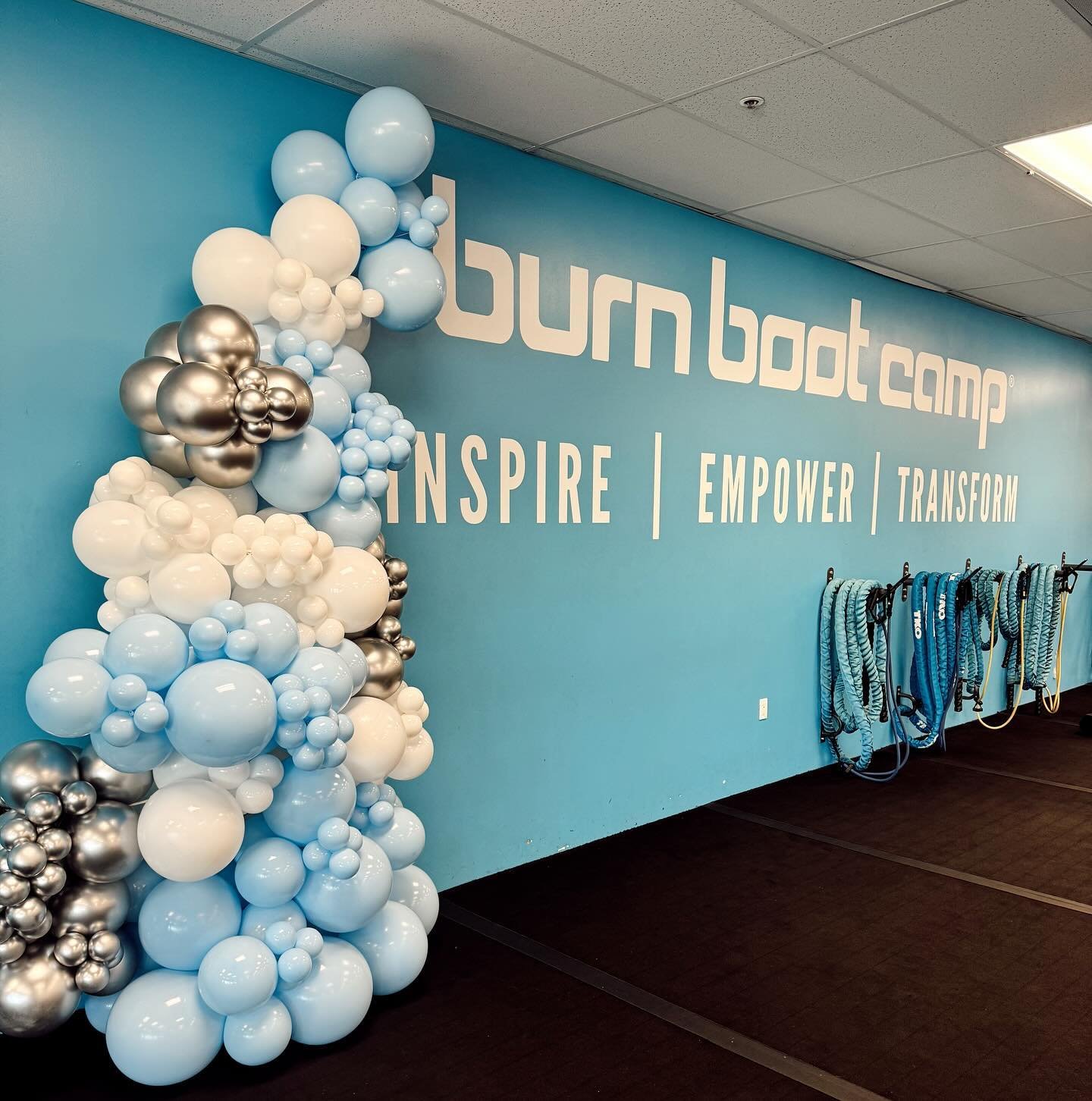 So lucky to do this set up for @burnbootcamptemecula and their Level Up Games. This gym and the community here are something so special 💙 

#bashdrop #balloonstyling #balloongarland #balloonstylingtemecula #balloondecoration #temeculaballoons #level
