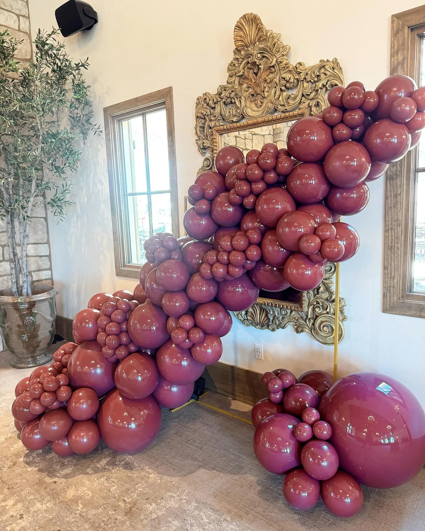 Monochrome set up for @europavillage Grape Stomp! 🍇

#bashdrop #balloongarland #balloondecor #balloonstylist #balloonstyling #balloondecoration