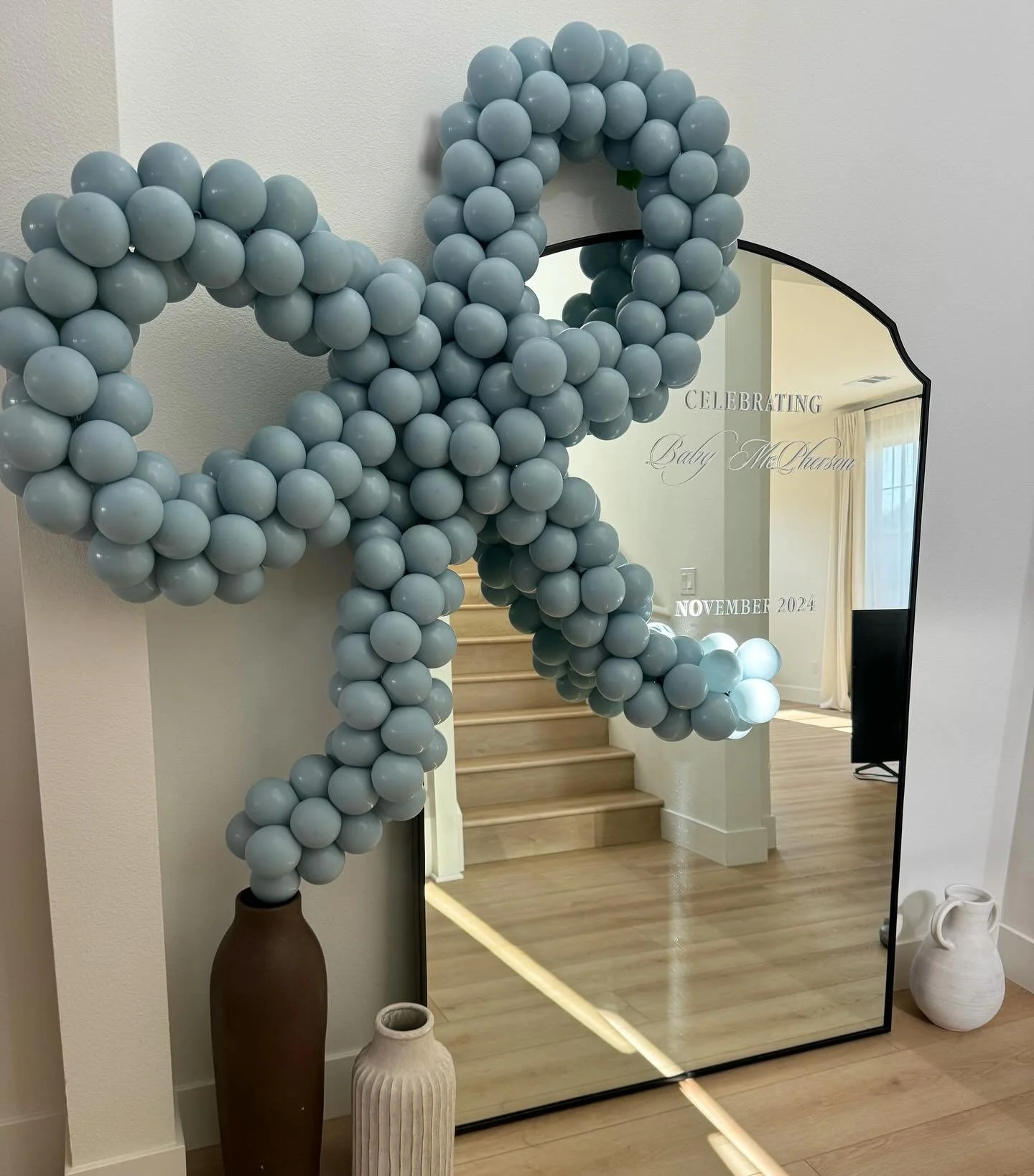 A moment for the giant balloon bow 😍🤍 

#bashdrop #balloongarland #balloondecor #balloonstylist #balloonbow