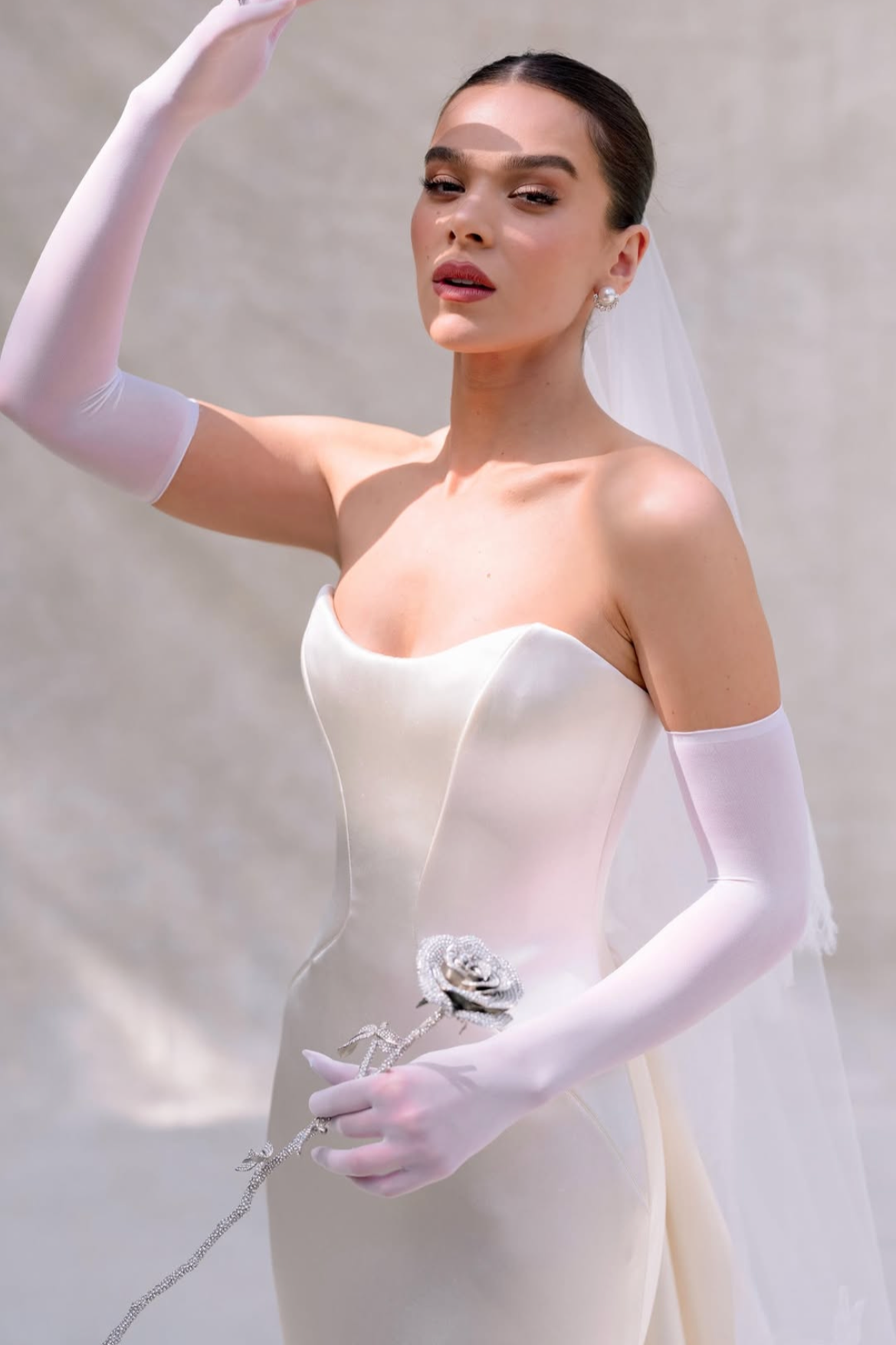 Timeless Elegance: How Hailee Steinfeld’s Wedding Look Inspires Modern Brides