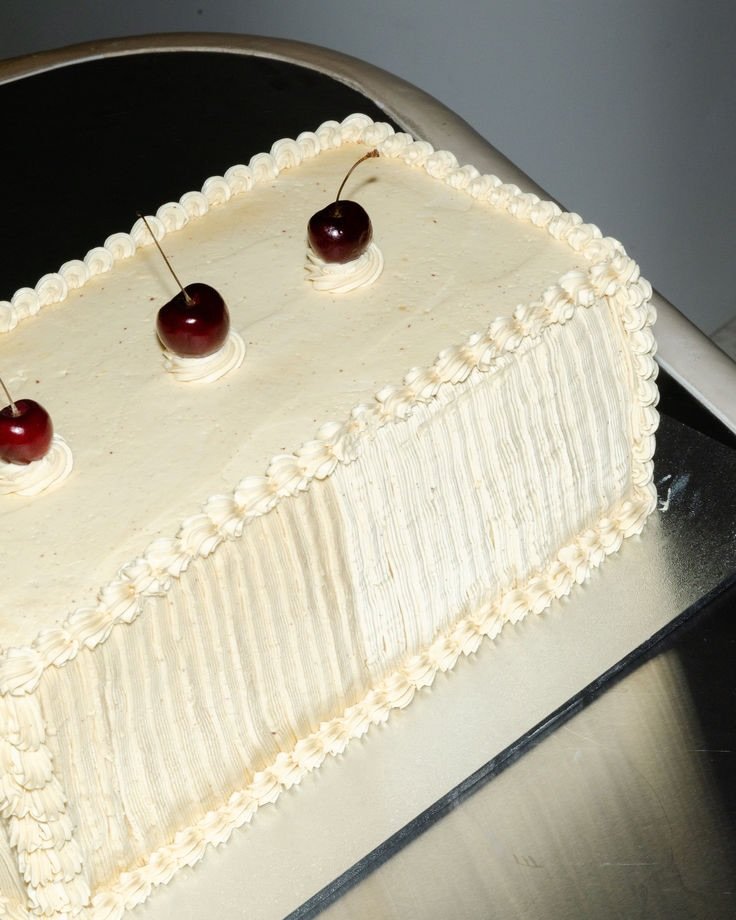 Trend alert. We&rsquo;re seeing a shift in wedding cakes.

Less about the tiered centrepiece, more about something understated and considered.

Sheet cakes feel effortless. Softly finished, easy to serve, and quietly impactful without taking over the