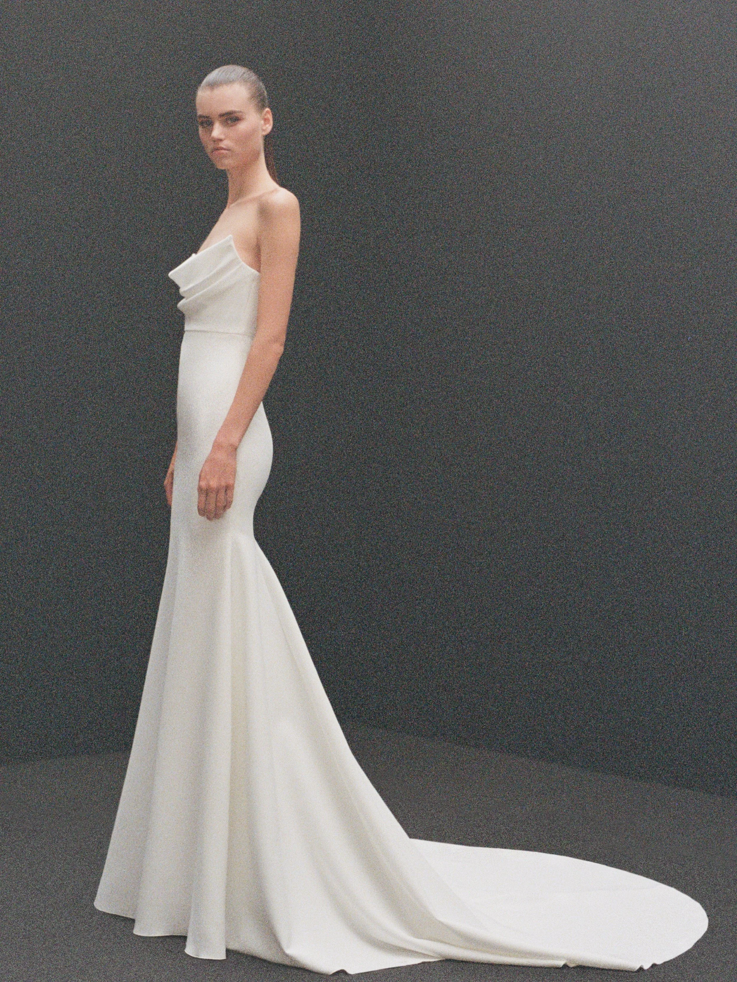 Emerson by @alexperryofficial 

Sharp, architectural, and designed with complete intention.

The clean line of this gown does all the work, creating impact through structure, proportion, and restraint rather than embellishment.

A style that feels di