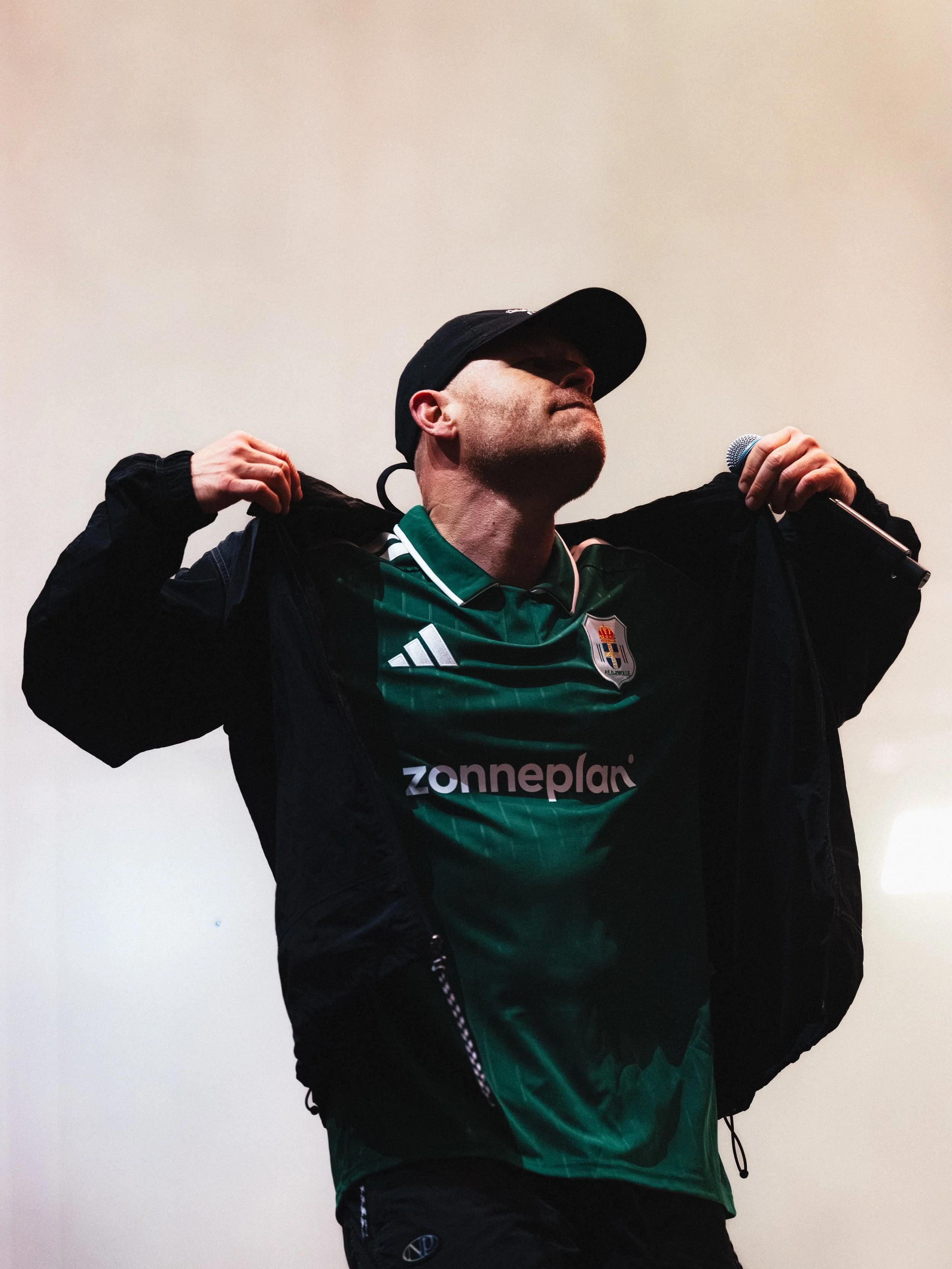 @sticks_insta &amp; @mctyphoon releasing the 26/27 @peczwolle away kit in front of 60.000 people. 

🧠🪄 @rickschrijver // @dave_taihuttu // @stanwijnbergen_ .