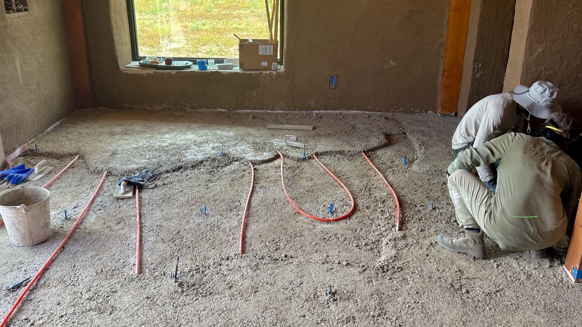 Radiant heating tubes half-covered with limecrete