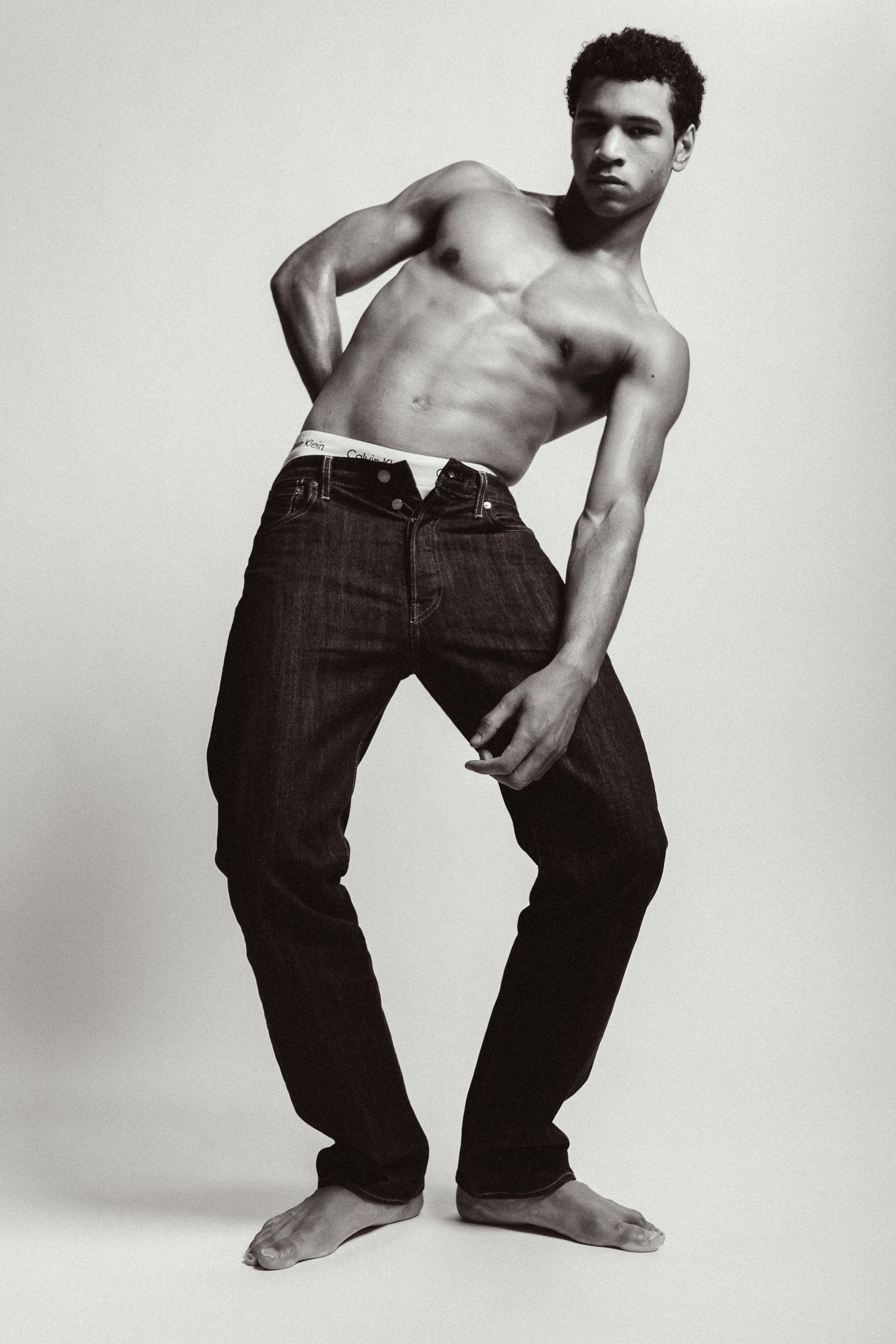 muotokuva mies nojaa ilman paitaa jalkaansa