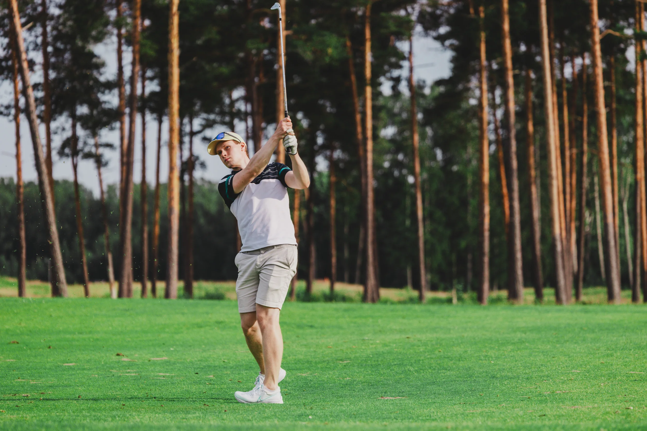 urheilukuva mies golf-swingin loppuasennossa