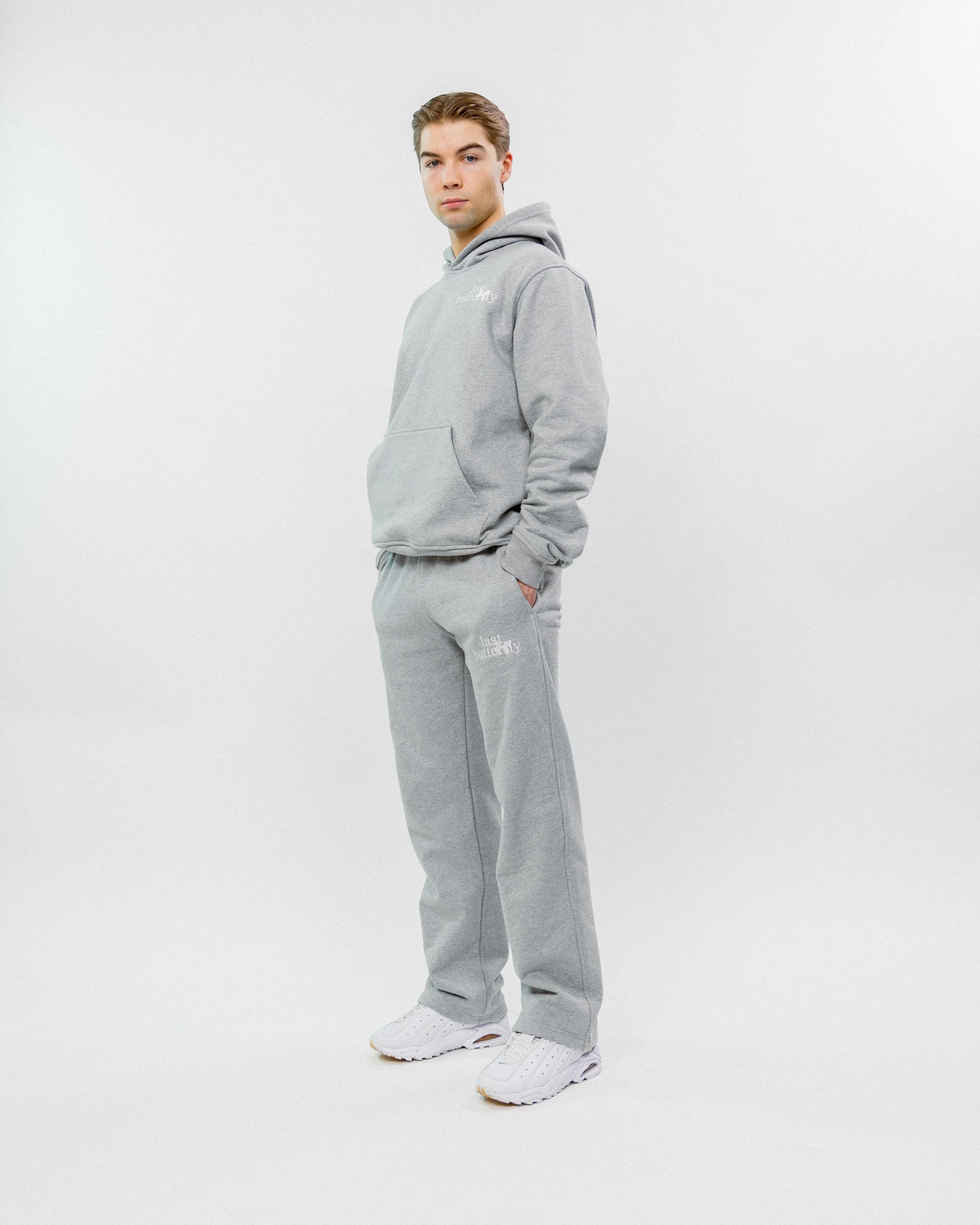 muotokuva mies poseeraa kädet taskussa