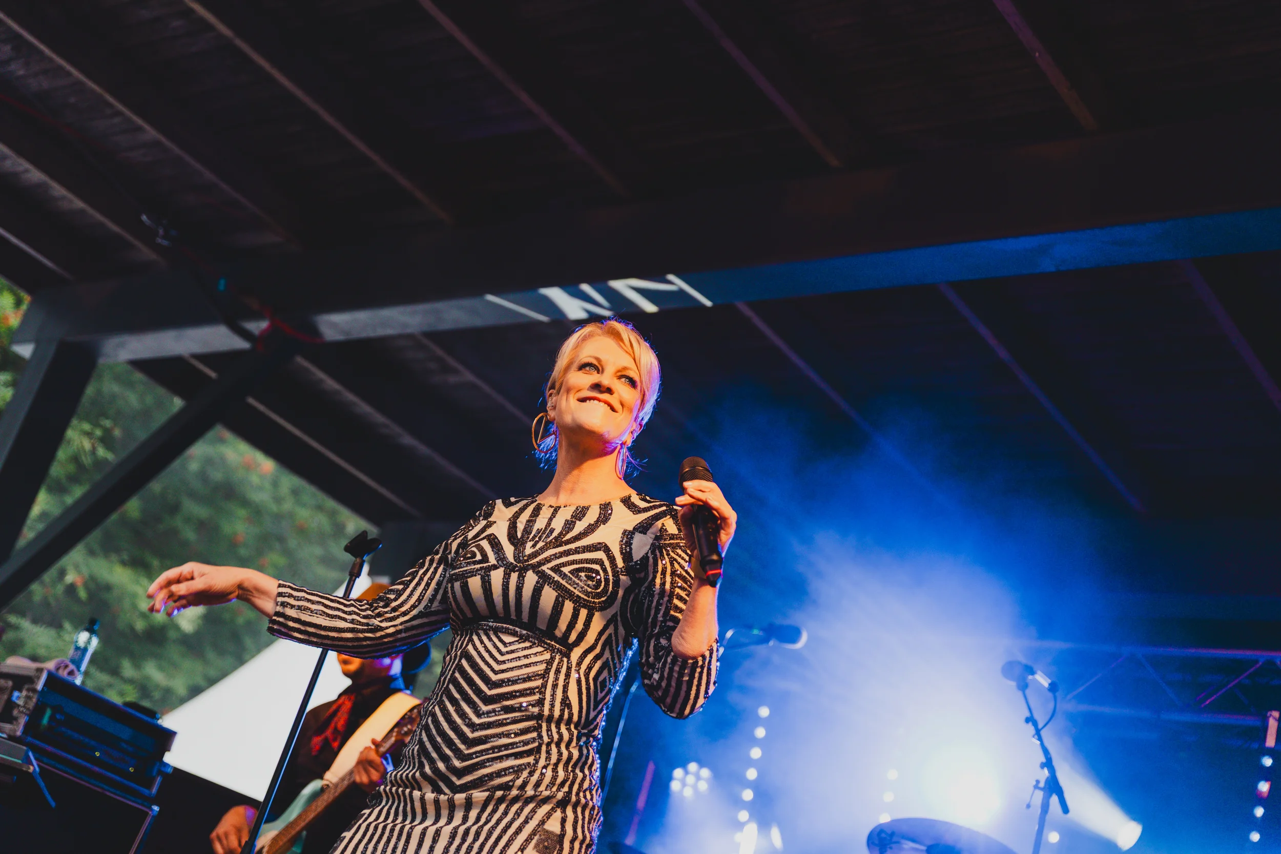 konserttikuva nainen esiintymässä lavalla