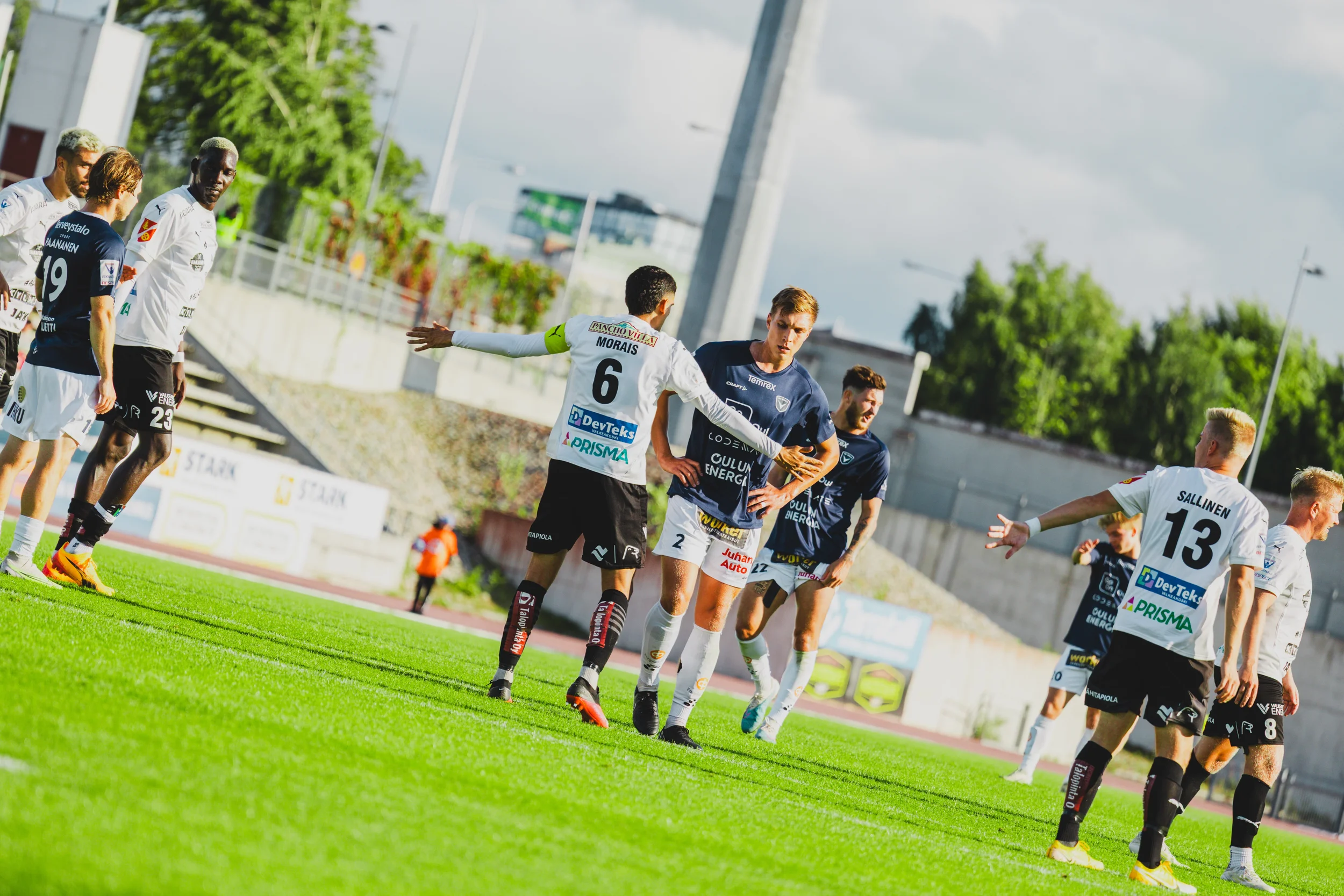 urheilukuva pelaajat valmistautumassa kulmapotkuun