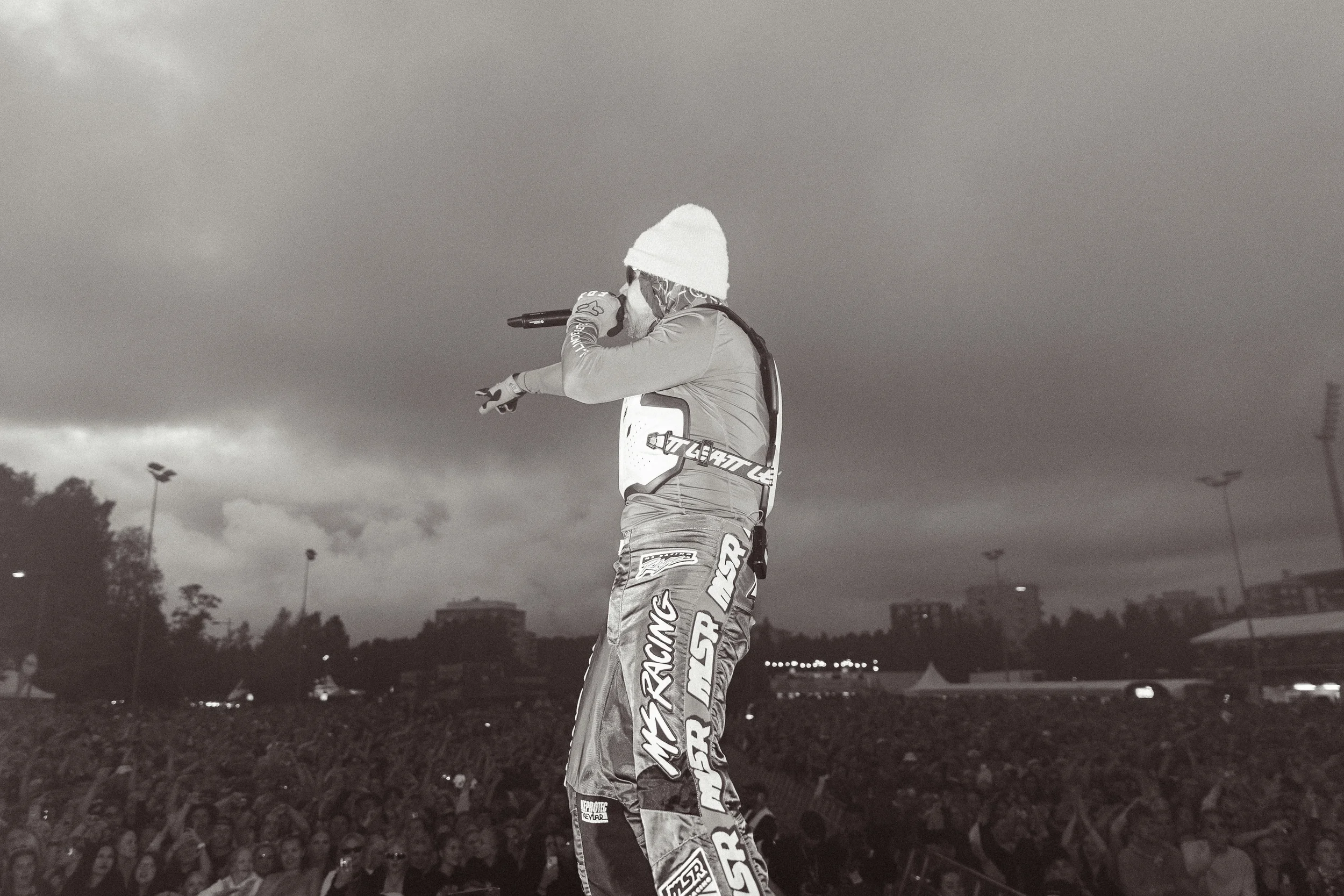 kkonserttikuva Ville Galle essiintyy yleisön edessä