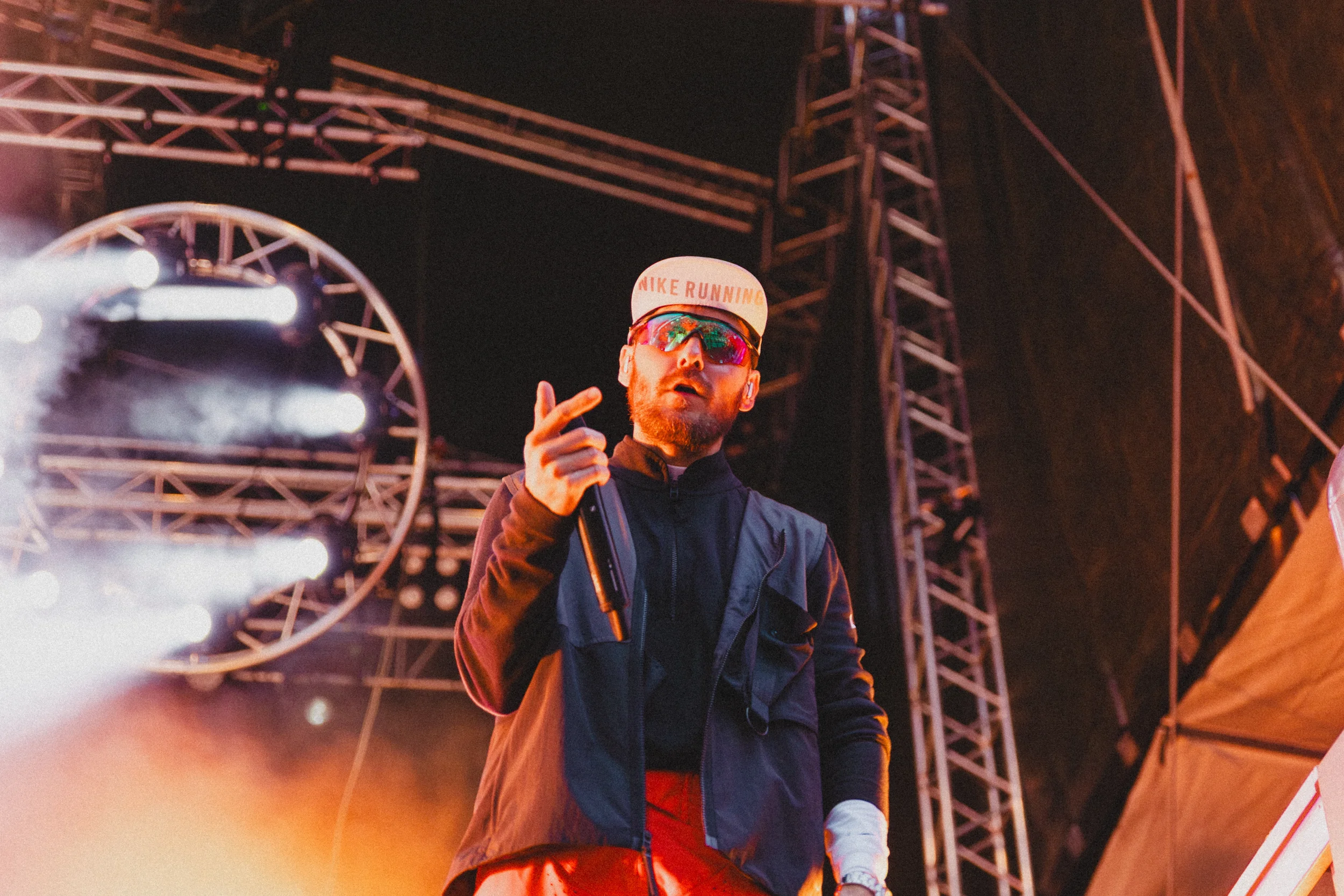 Konserttikuva Jare Brand esiintymässä lavalla