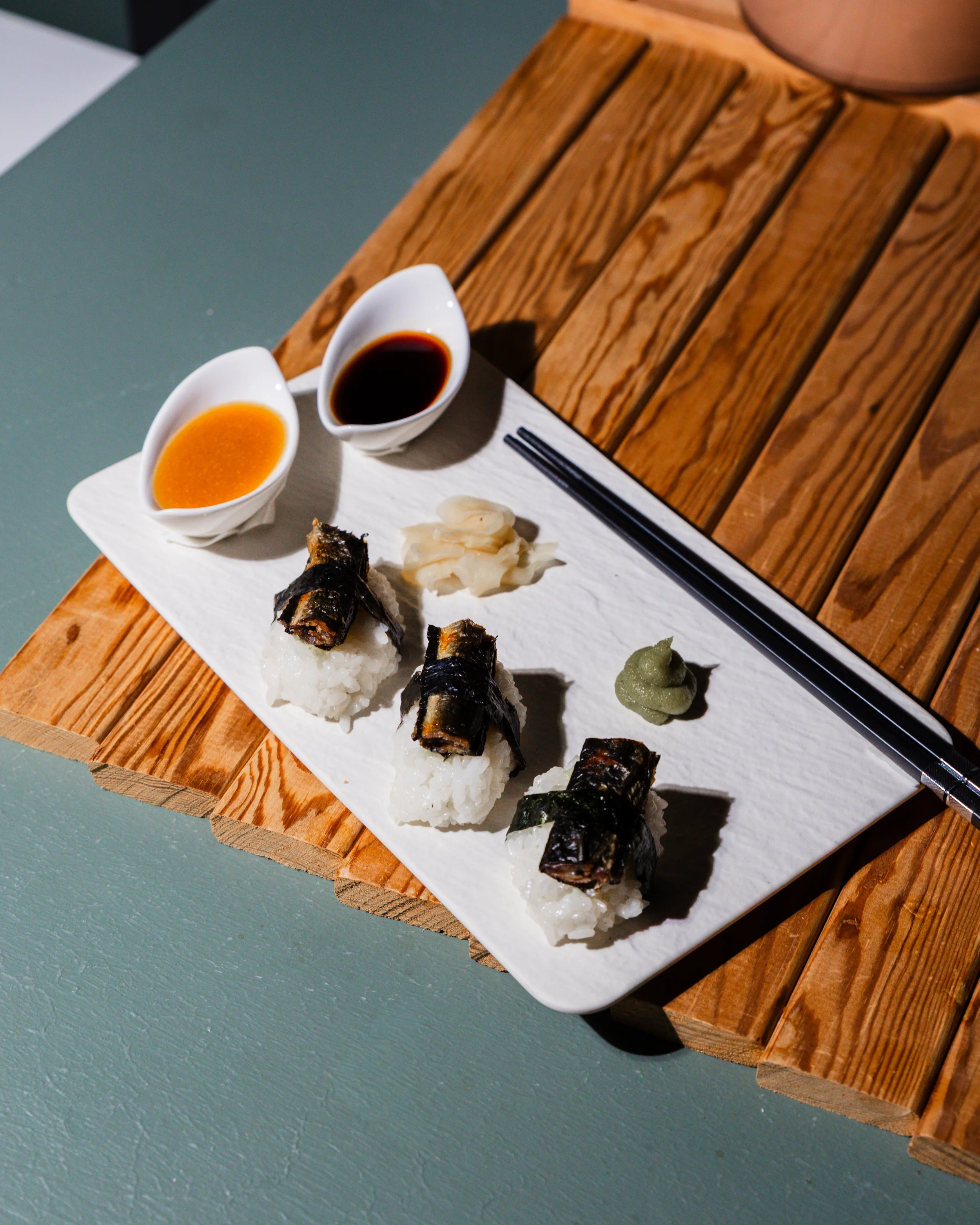 annoskuva sushi aseteltu lautasalle