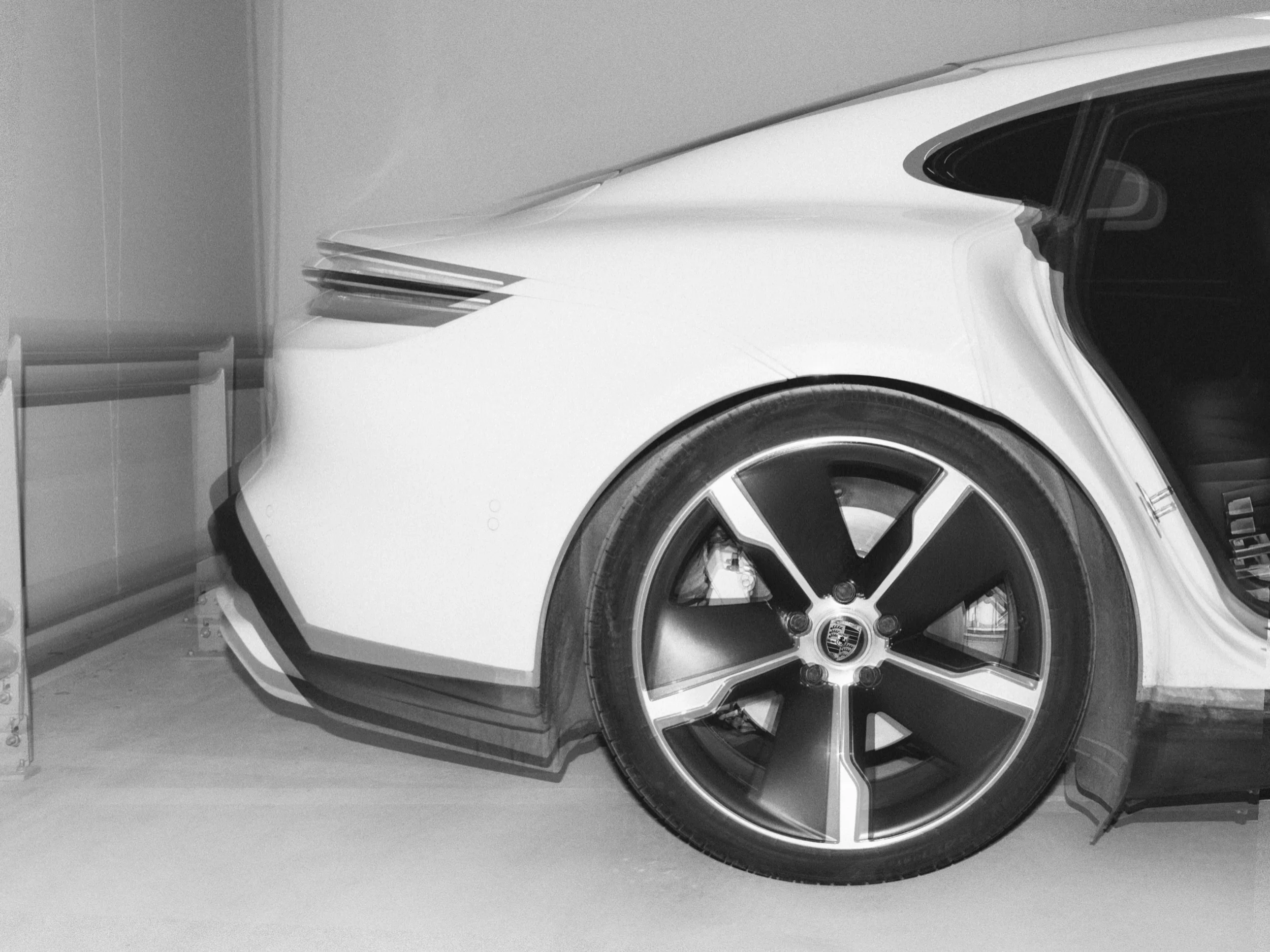 Autokuva Porsche Taycan parkkihallissa