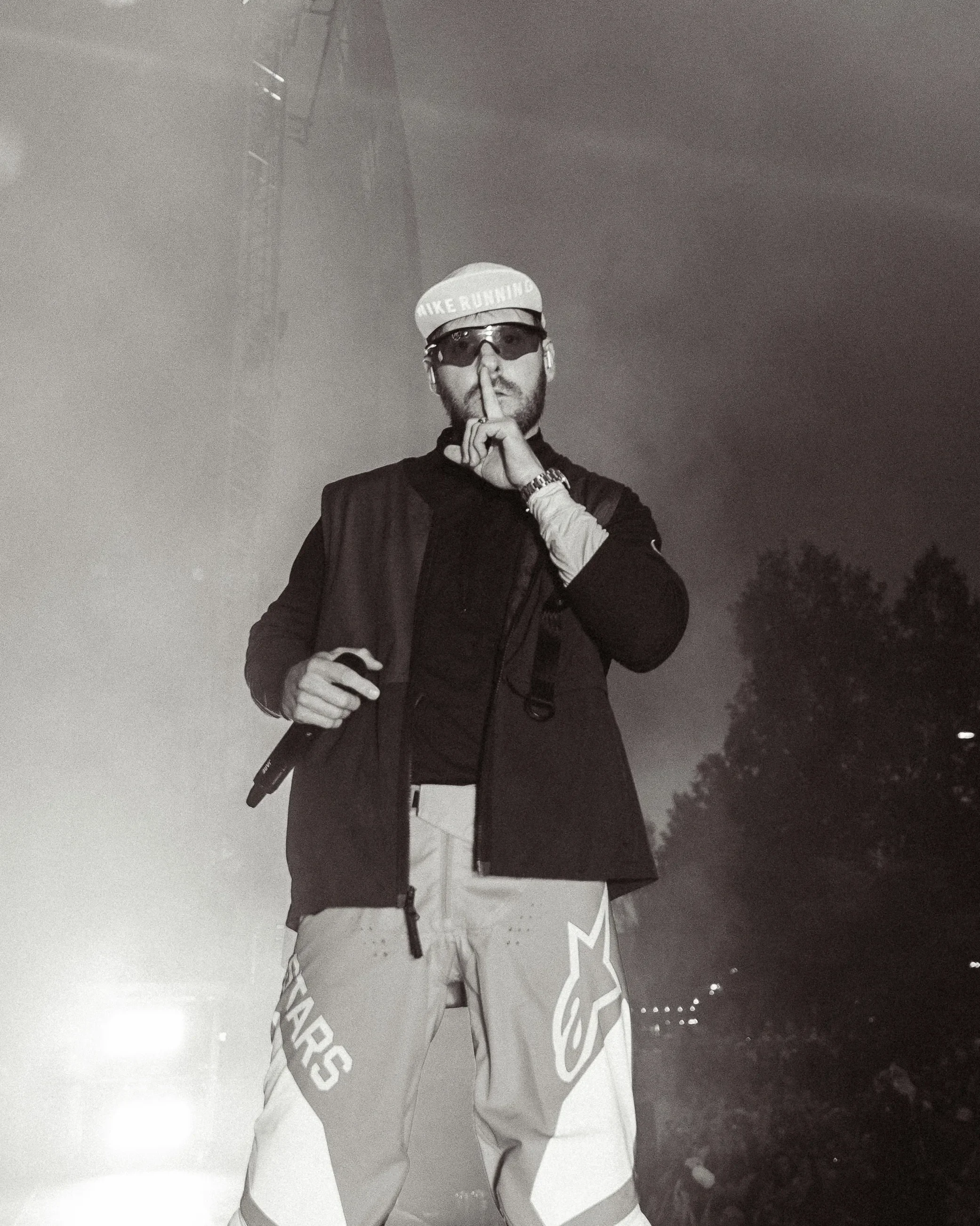 muotokuva Jare Brand esiintymässä konsertissa 