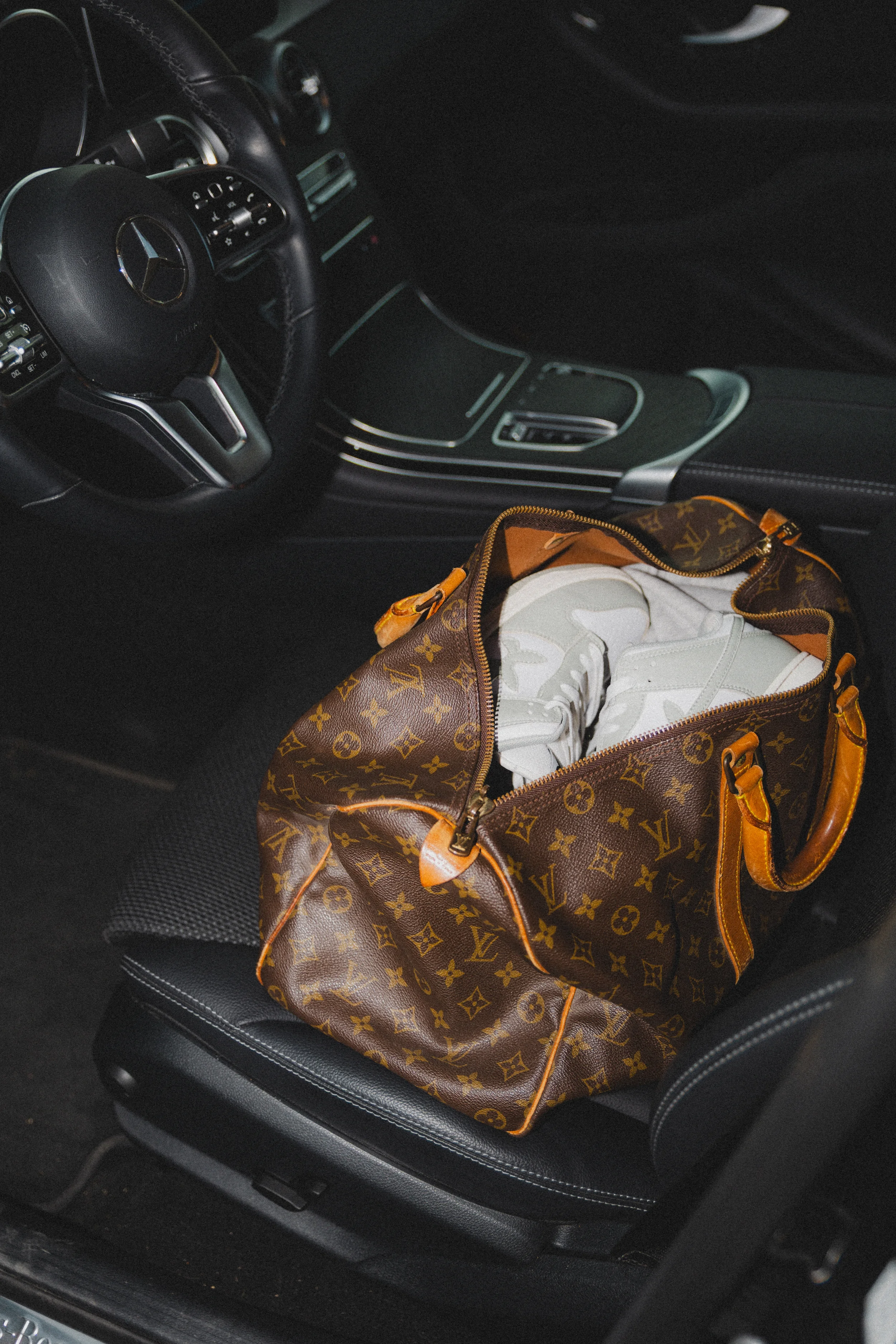 tuotekuva kengät Louis Vuitton laukun sisällä