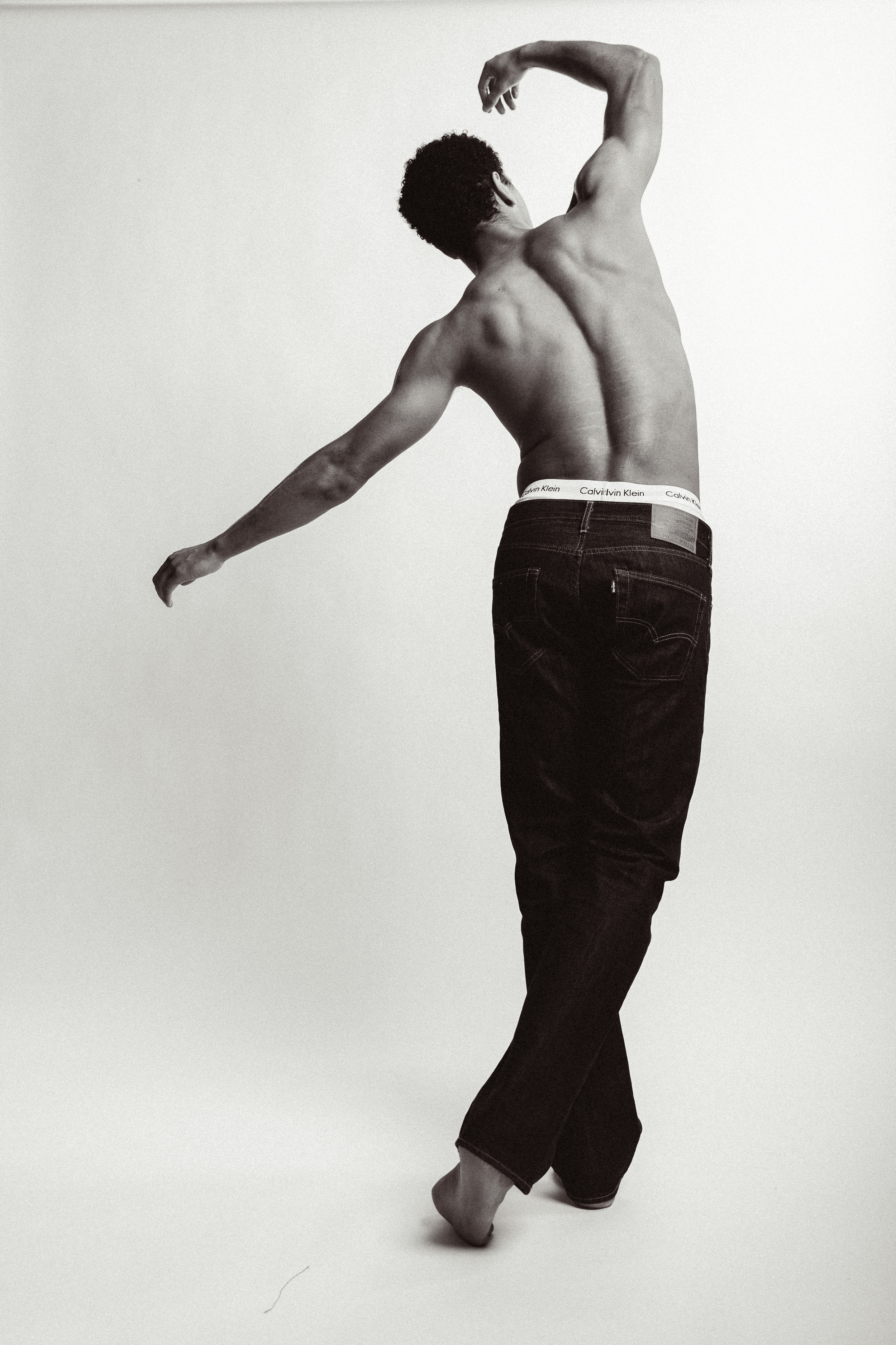 henkilökuva mies ilman paitaa tanssii studiossa