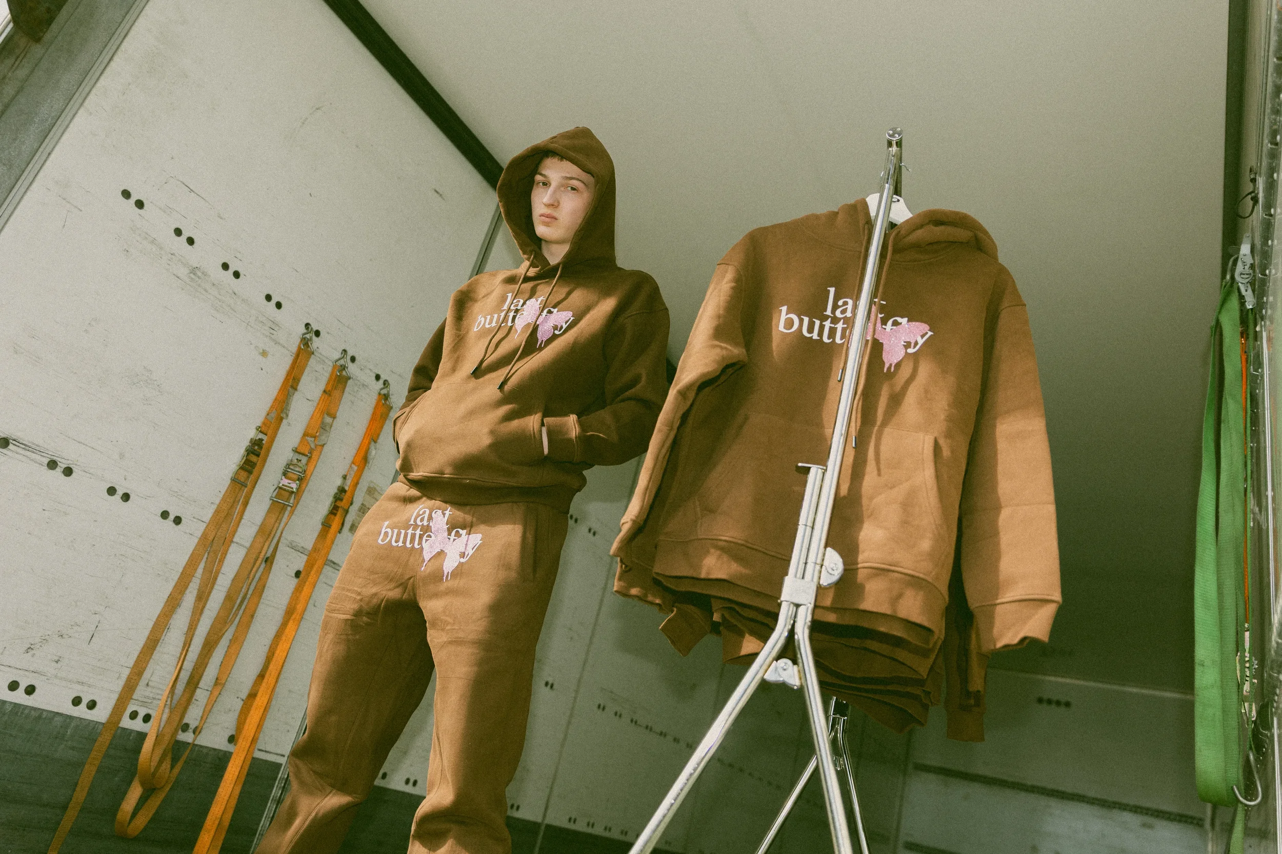 tuotekuva mies seisoo vaaterekin vieressä